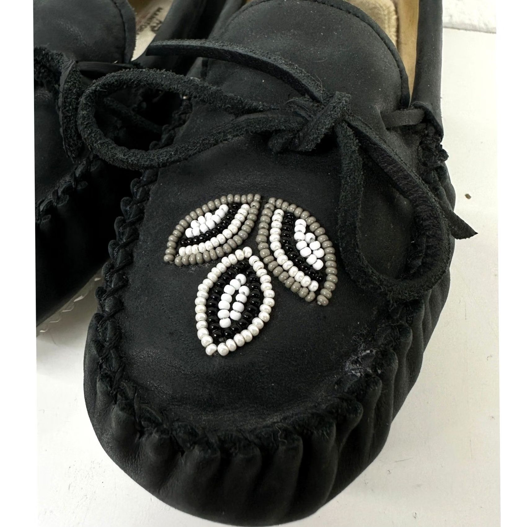 Vintage Manitobah Mukluks Black Leather Moccasin Slip-On Women’s 7 Beaded Leaf Bow Slip-On Casual Vintage: No, 90s, etc. Size US 8 / IT 38 - 4 Thumbnail