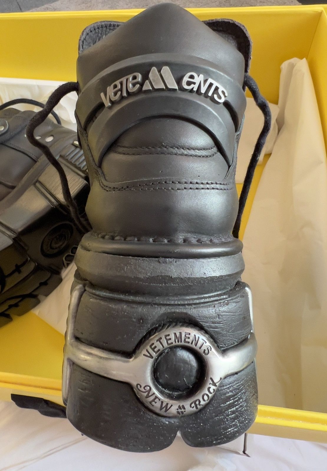 Vetements Vetements New Rock Size US 7 / IT 37 - 2 Thumbnail
