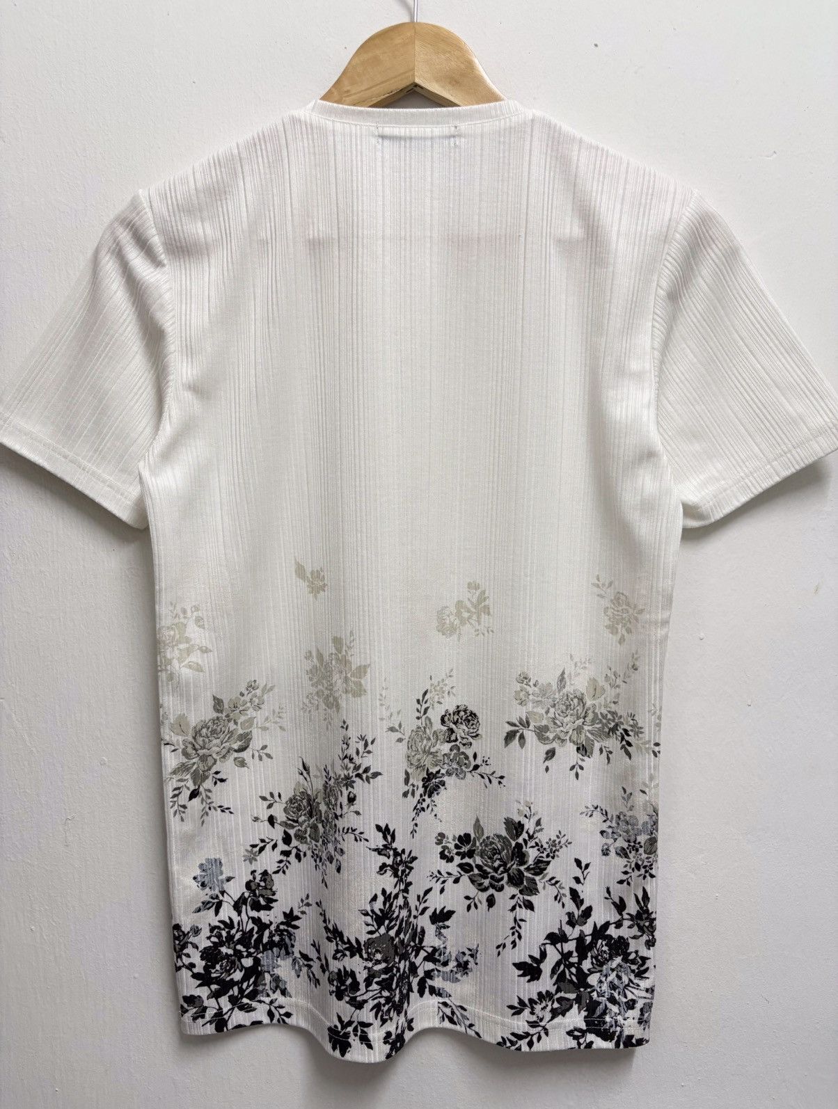 Tornado Mart 2000's Tornado Mart Black Rose / L.G.B Style V-Neck T-Shirt Size US XS / EU 42 / 0 - 4 Thumbnail