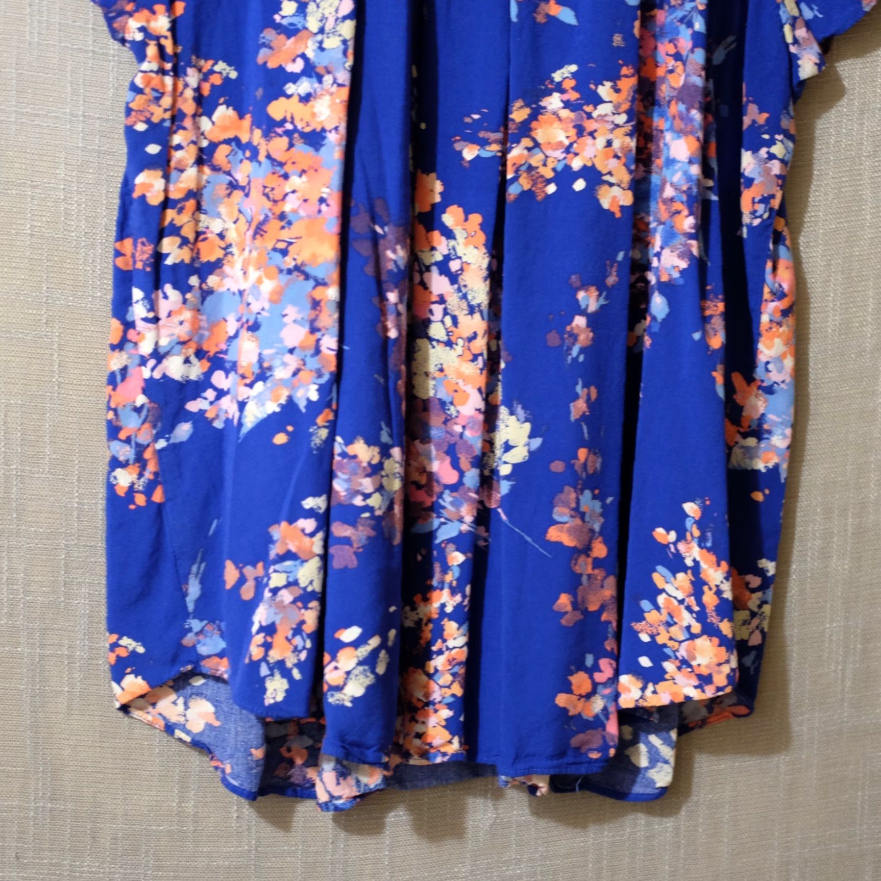 Vintage St. John's Bay Floral Short Sleeve Blouse Womens 2X Blue Lightweight Super Soft V-Neck Pullover Raglan Sleeve Rayon Casual Workwear"} Size XXL / US 16-18 / IT 52-54 - 7 Thumbnail