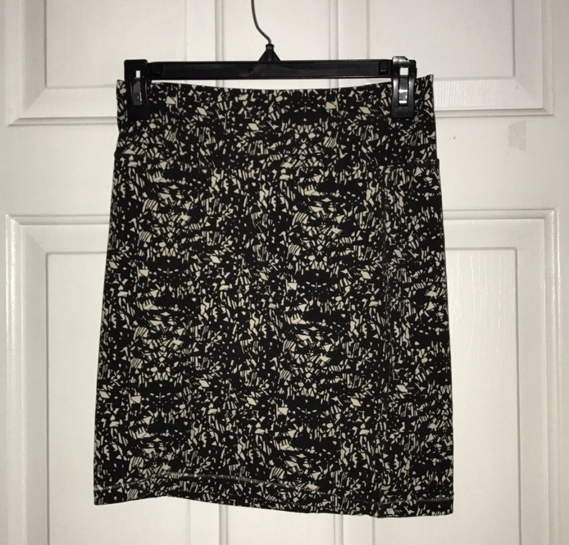 Forever 21 FOREVER 21 BLACK & CREAM MINI SKIRT SIZE L Size 28" / US 6 / IT 42 - 3 Thumbnail