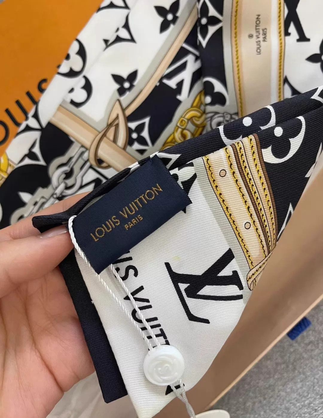 Louis Vuitton Louis Vuitton Black & White Monogram Headband Scarf Size ONE SIZE - 5 Thumbnail