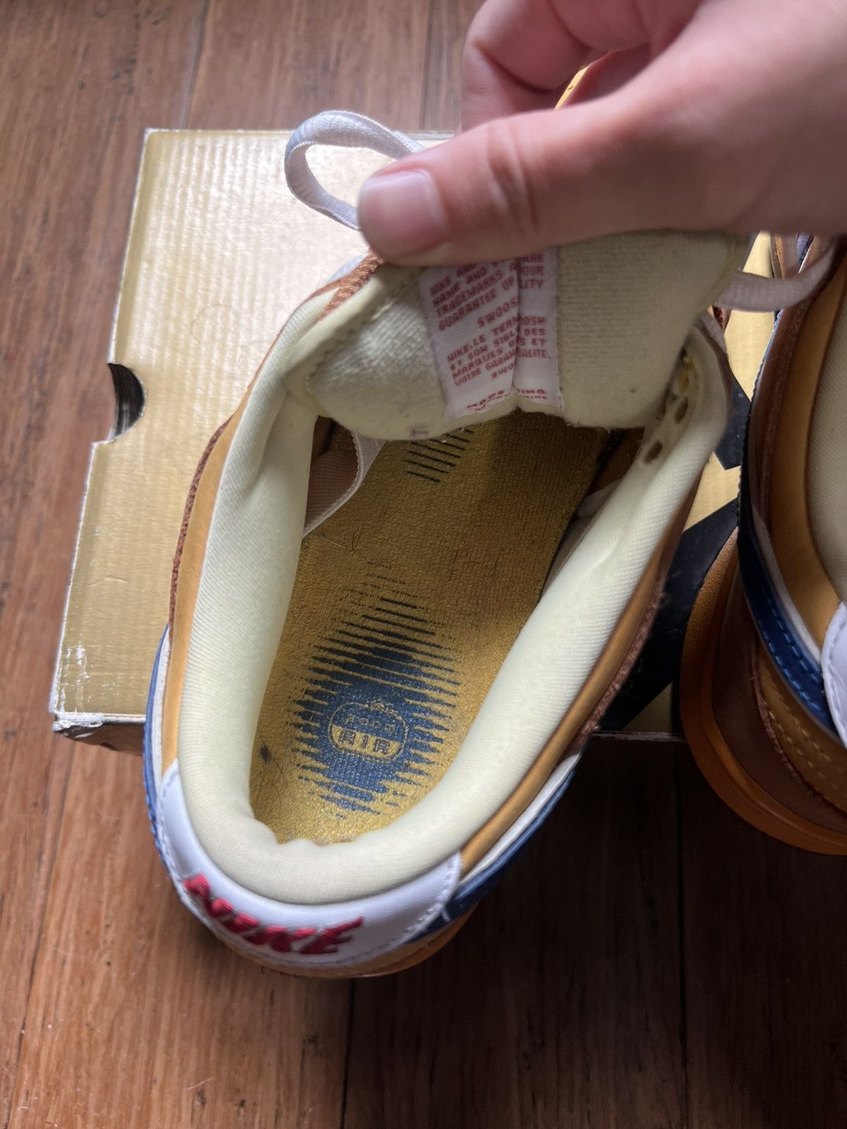 Nike SB Nike SB Dunk Low ‘Newcastle Brown Ale’ Size US 9.5 / EU 42-43 - 7 Thumbnail
