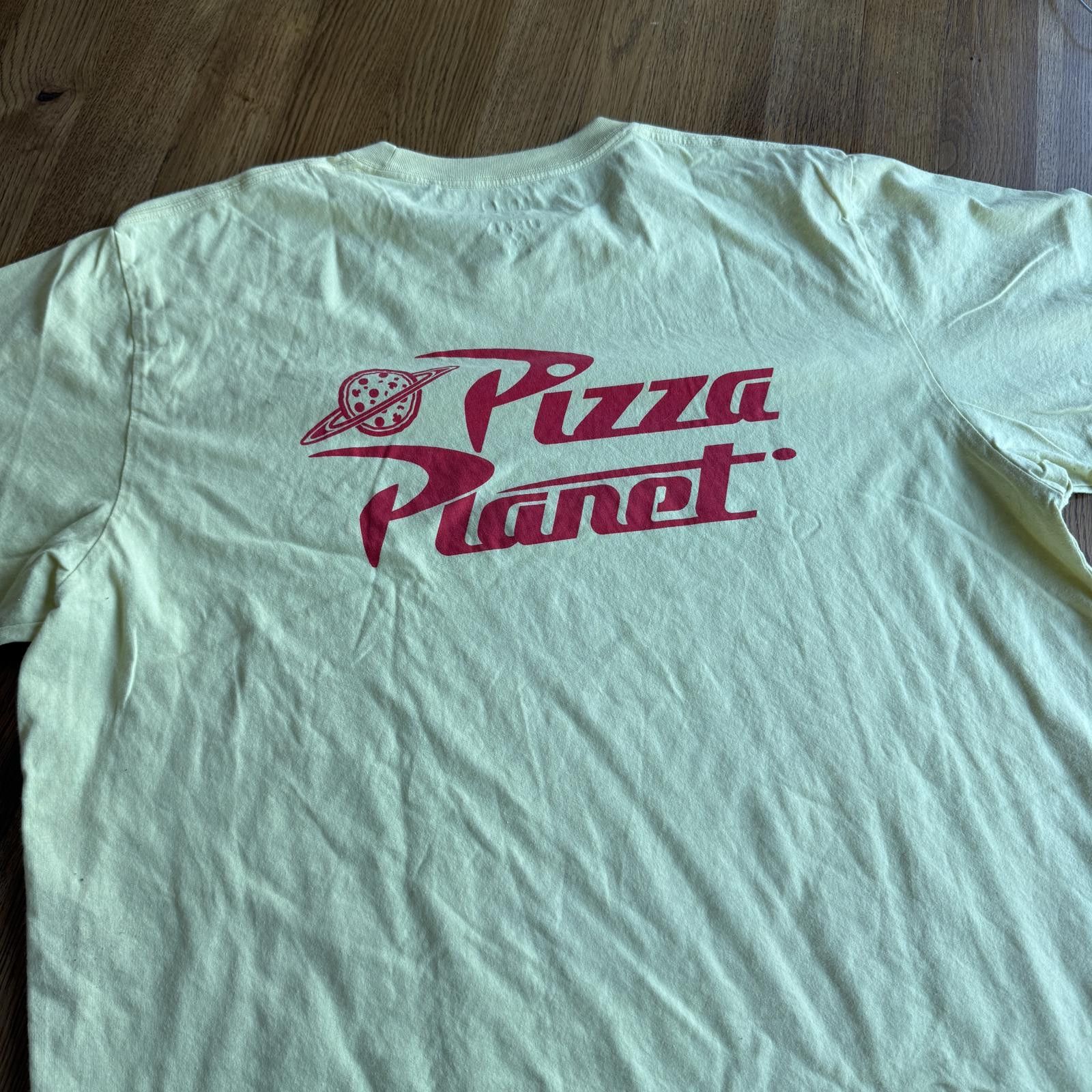 Uniqlo Uniqlo Pixar Toy Story Pizza Planet Graphic T-Shirt Size XXL Size US XXL / EU 58 / 5 - 4 Thumbnail