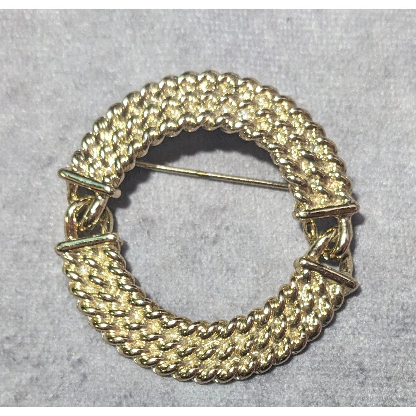 Other Vintage Textured Articulated Gold Tone Braided Wreath Brooch Size ONE SIZE - 6 Thumbnail