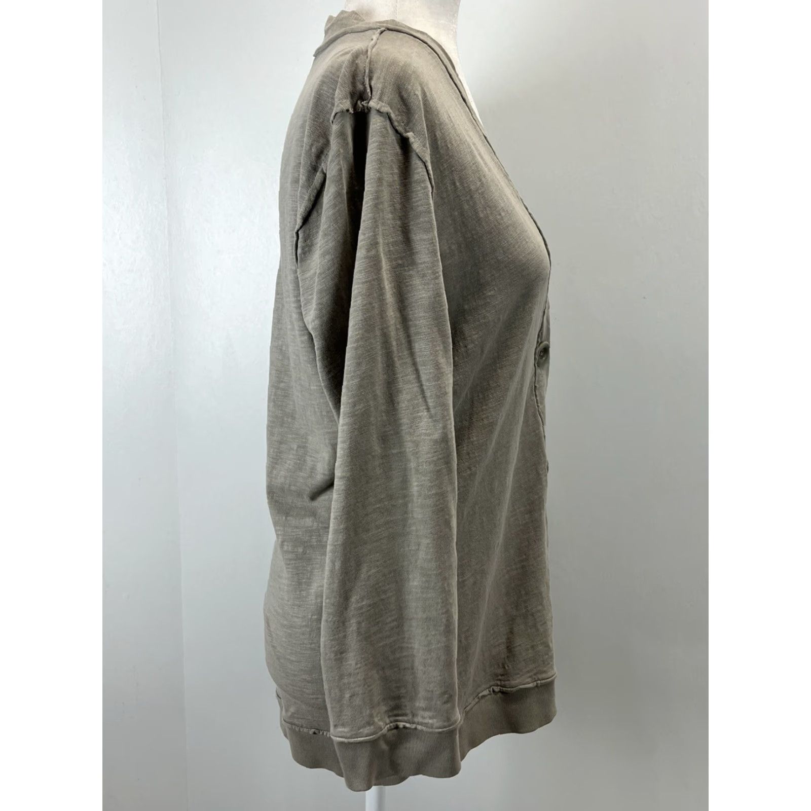 J.Crew VINTAGE? No. J. Crew Cardigan Sweater Putty M Lightweight V-Neck Casual Exposed Seams Womens Adult Medium Putty Cardigan Women Size M / US 6-8 / IT 42-44 - 4 Thumbnail