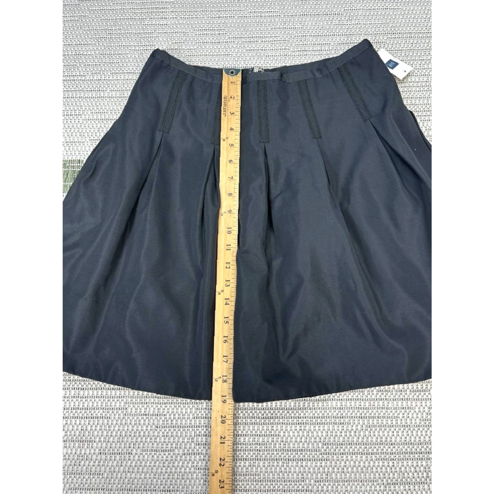 Gap Gap Skirt A-Line Womens 4 Black Pleated Zip Back Minimalist New Short Satin Polyester? Size 27" / US 4 / IT 40 - 6 Thumbnail