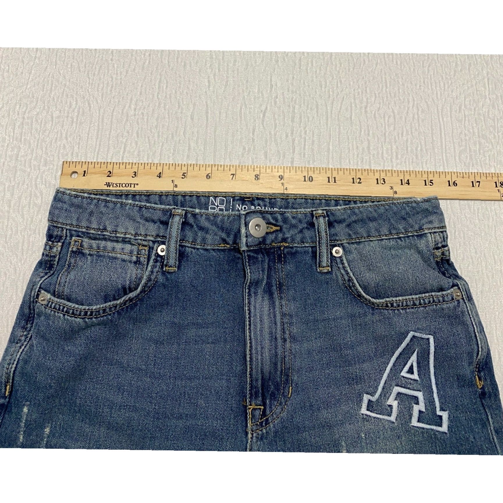 Vintage No Boundaries Jeans Distressed patched NY Crew Blue 11 Juniors Women Mom High Rise 90s Logo Embroidered 5-Pocket Denim Cotton Size 32" / US 10 / IT 46 - 6 Thumbnail