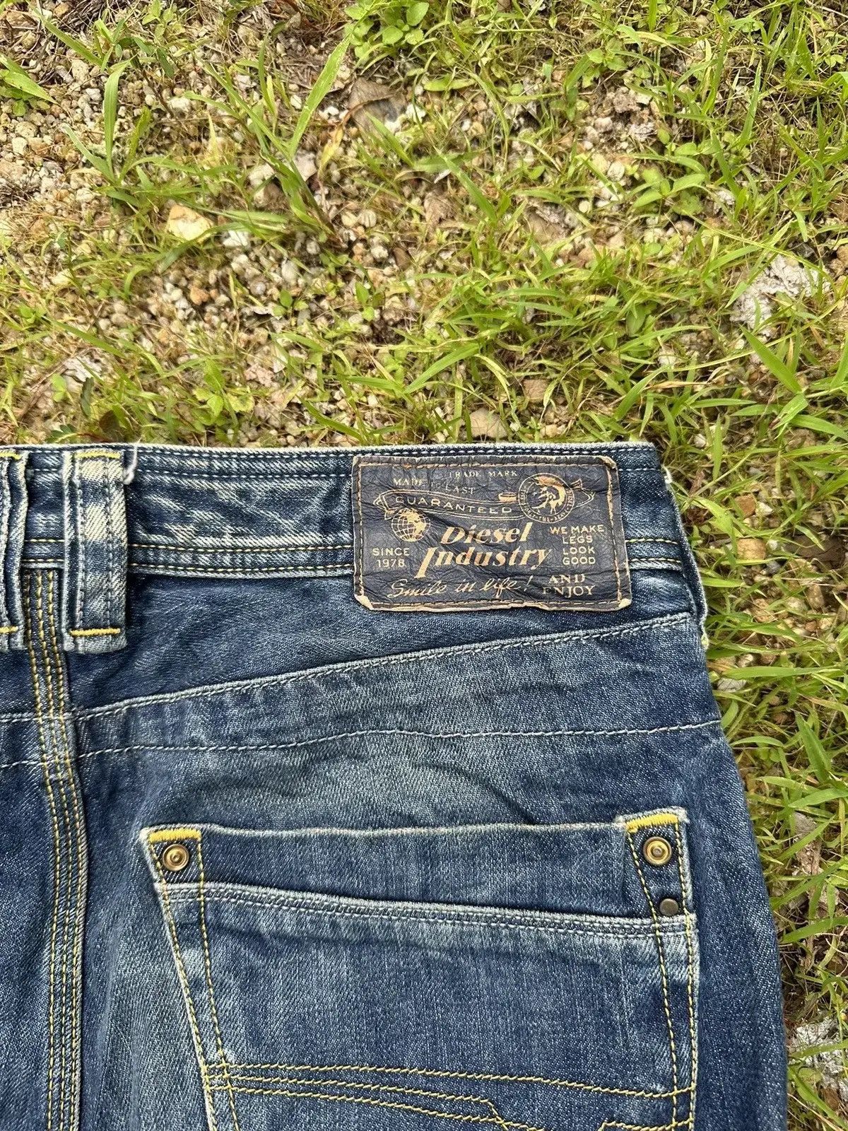 Diesel DIESEL JEANS RIPPED REGULAR STRAIGHT DENIM MUDWASH PANTS Size US 30 / EU 46 - 13 Thumbnail