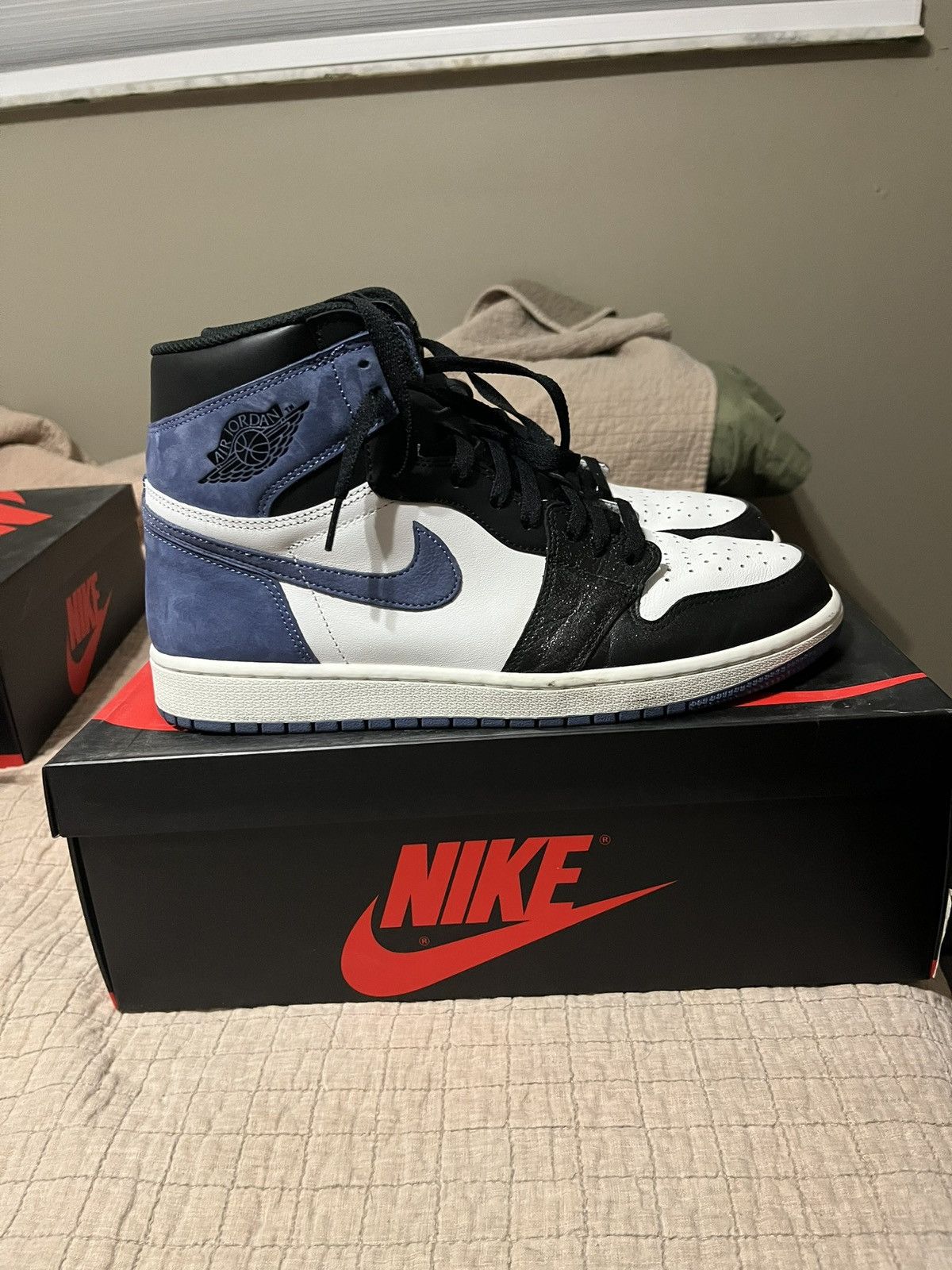 Jordan Brand × Nike Air Jordan 1 Retro High OG Blue Moon Best Hand In the Game Size US 11 / EU 44 - 3 Thumbnail