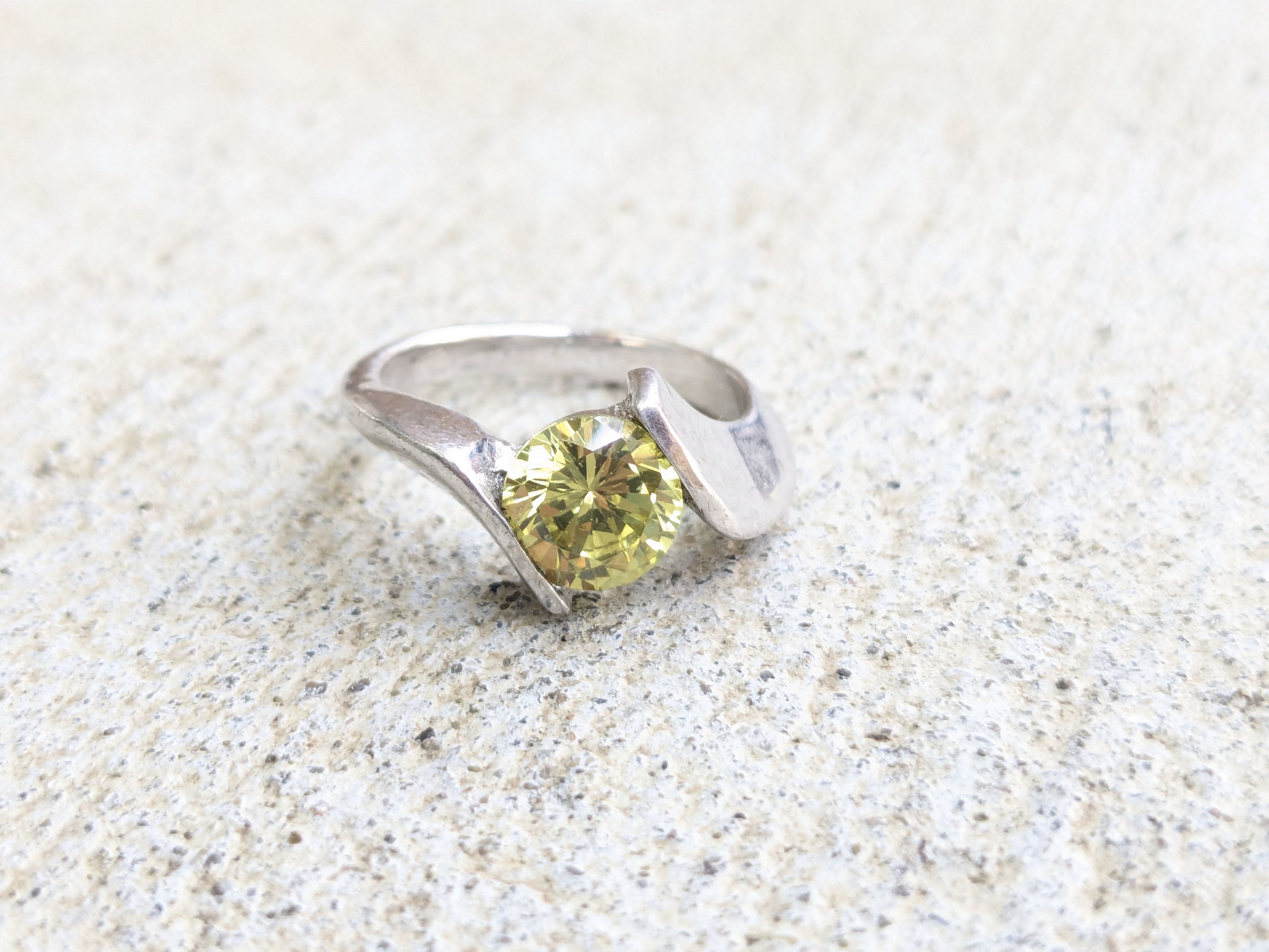 Jewelry × Sterling Silver × Vintage Sterling Silver Ring Green CZ Round Faceted Bypass 7.75 Size ONE SIZE - 2 Thumbnail