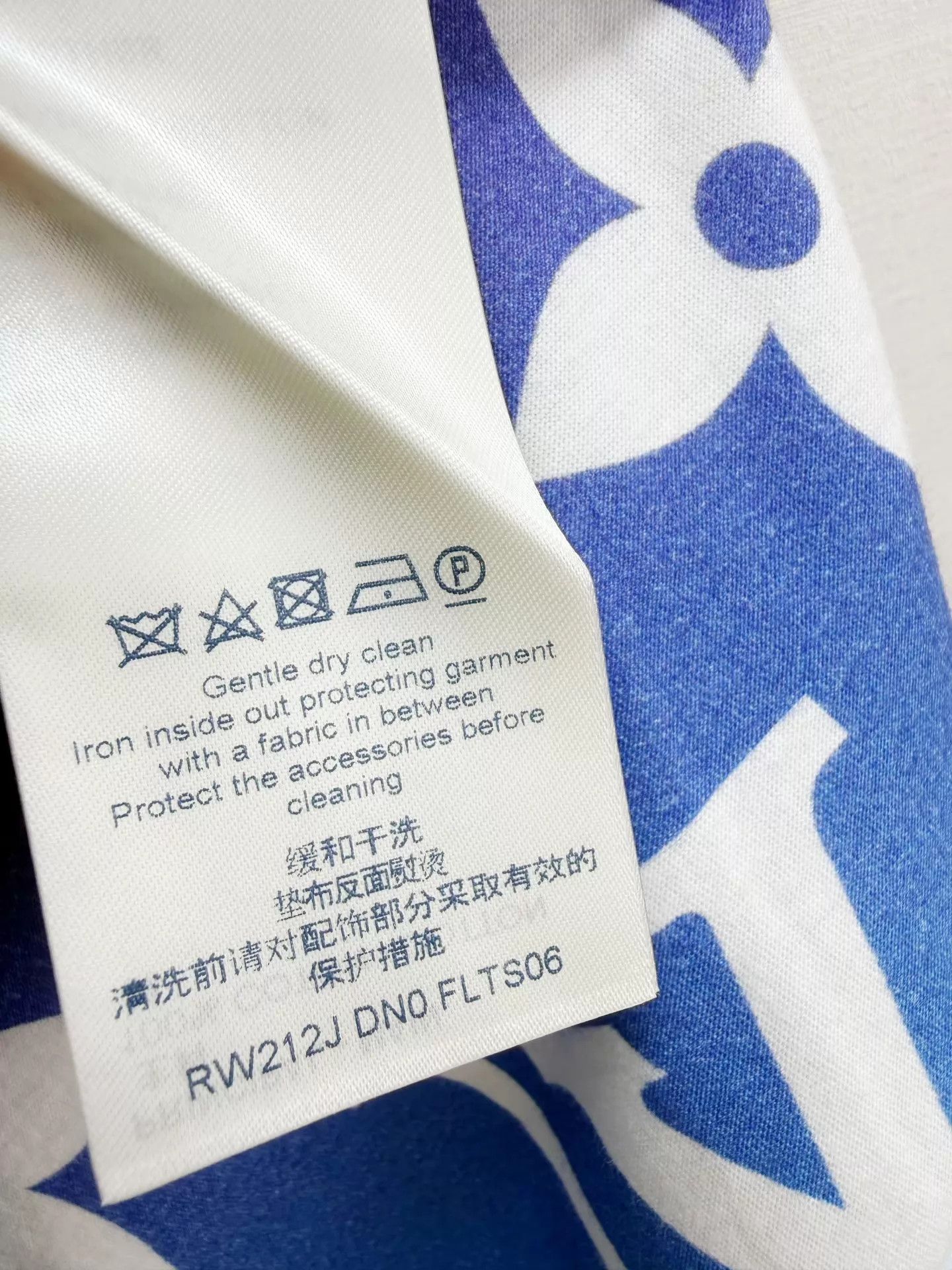 Louis Vuitton LV Gradient All Over Print SS Tee L (worn once) Size L / US 10 / IT 46 - 4 Thumbnail