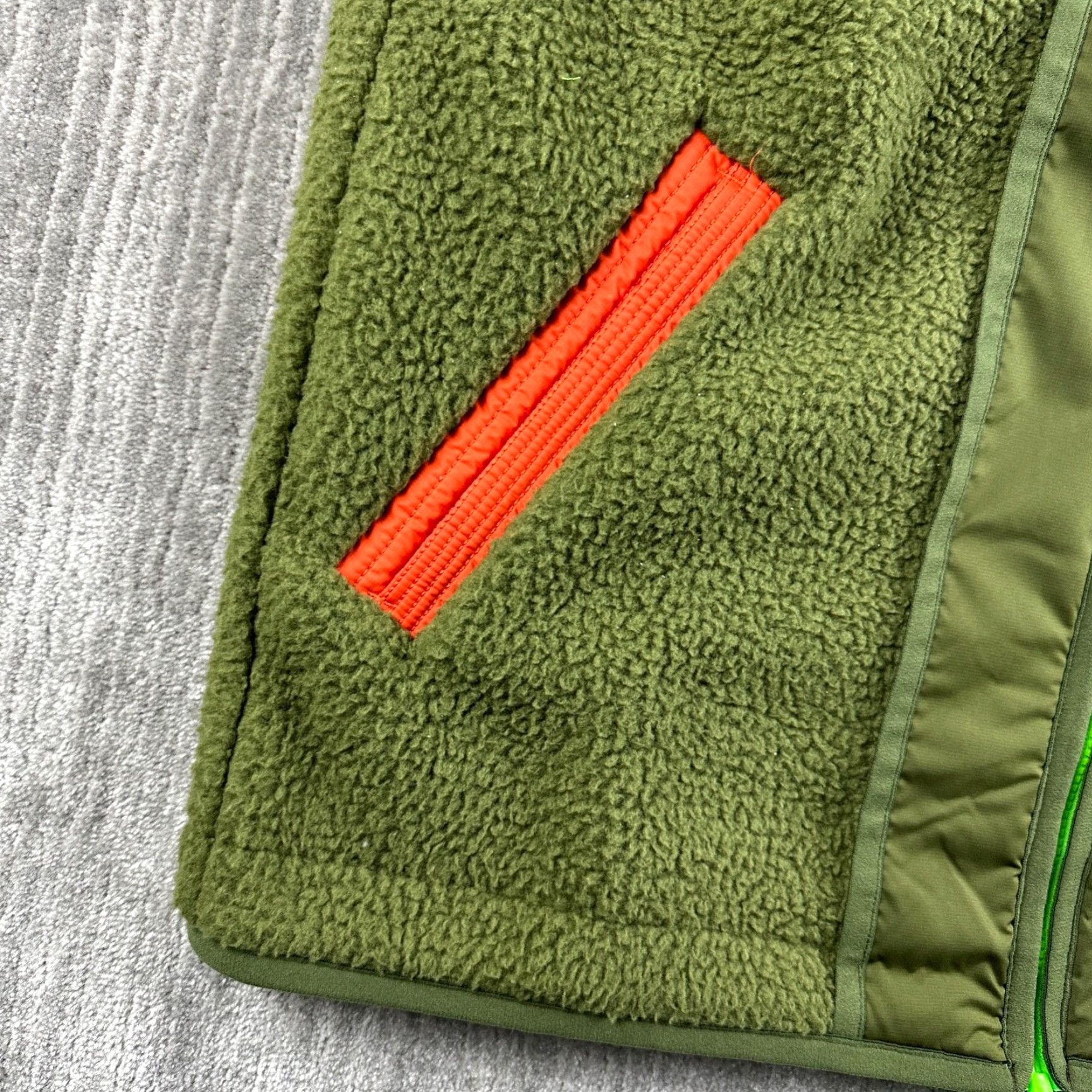 Nike Nike Sportswear Vest Mens L Green Fleece Pockets Logo Activewear Sleeveless Mid-Length Solid Sport Essentials High-Pile DD5025 Size US L / EU 52-54 / 3 - 5 Thumbnail