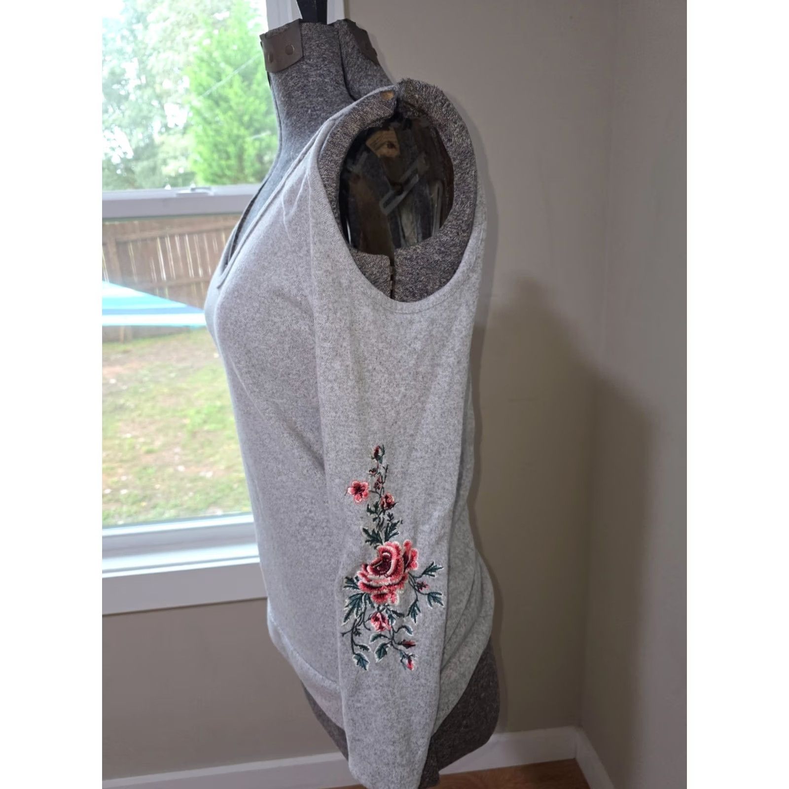 Vintage Rue21 Pullover Sweater Top Women's M Gray Flower Embroidered V-Neck Cold Shoulder Knit Polyester Sweater Ladies M Gray Floral 90s Size M / US 6-8 / IT 42-44 - 4 Thumbnail