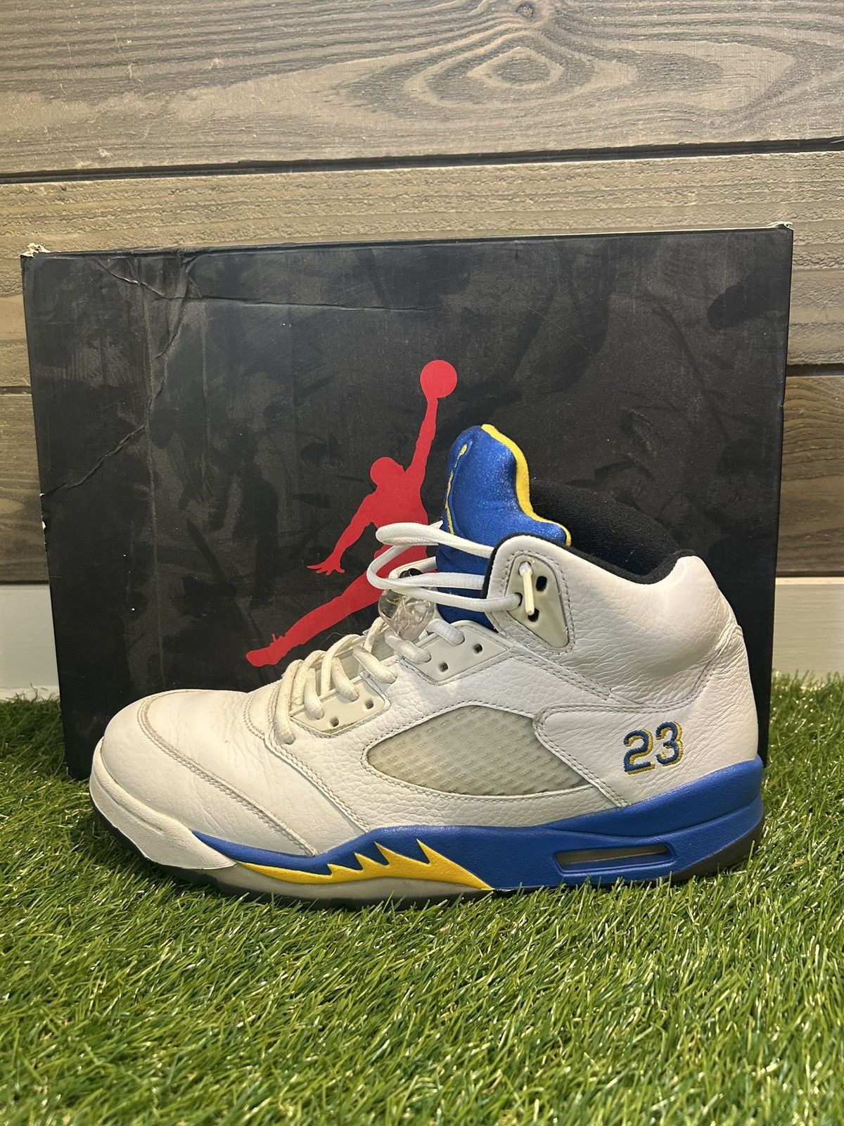 Nike Jordan 5 Laney Size 11 w/og box Size US 11 / EU 44 - 4 Thumbnail