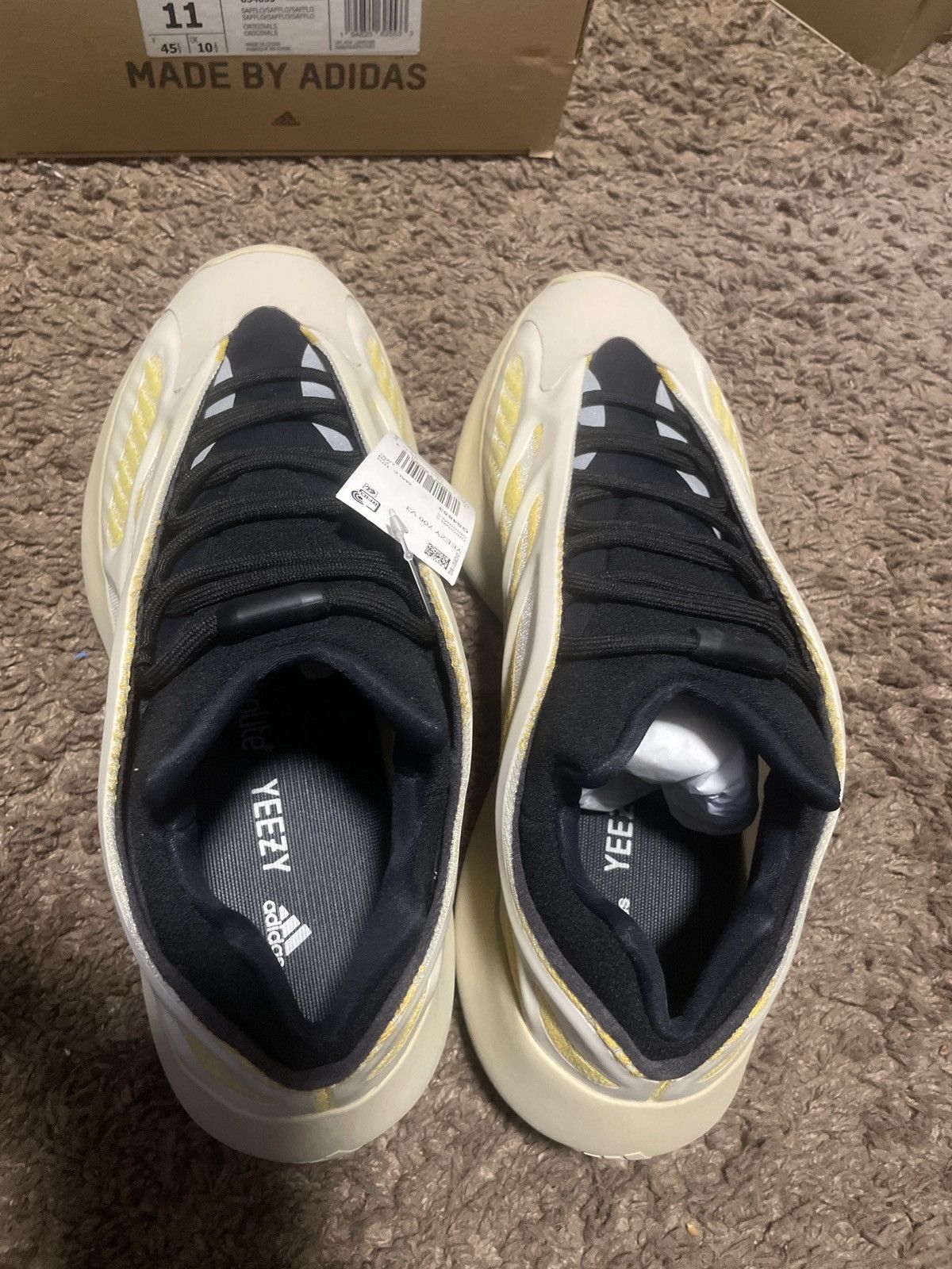 Adidas Yeezy 700 v3 safflo Size US 11 / EU 44 - 7 Thumbnail