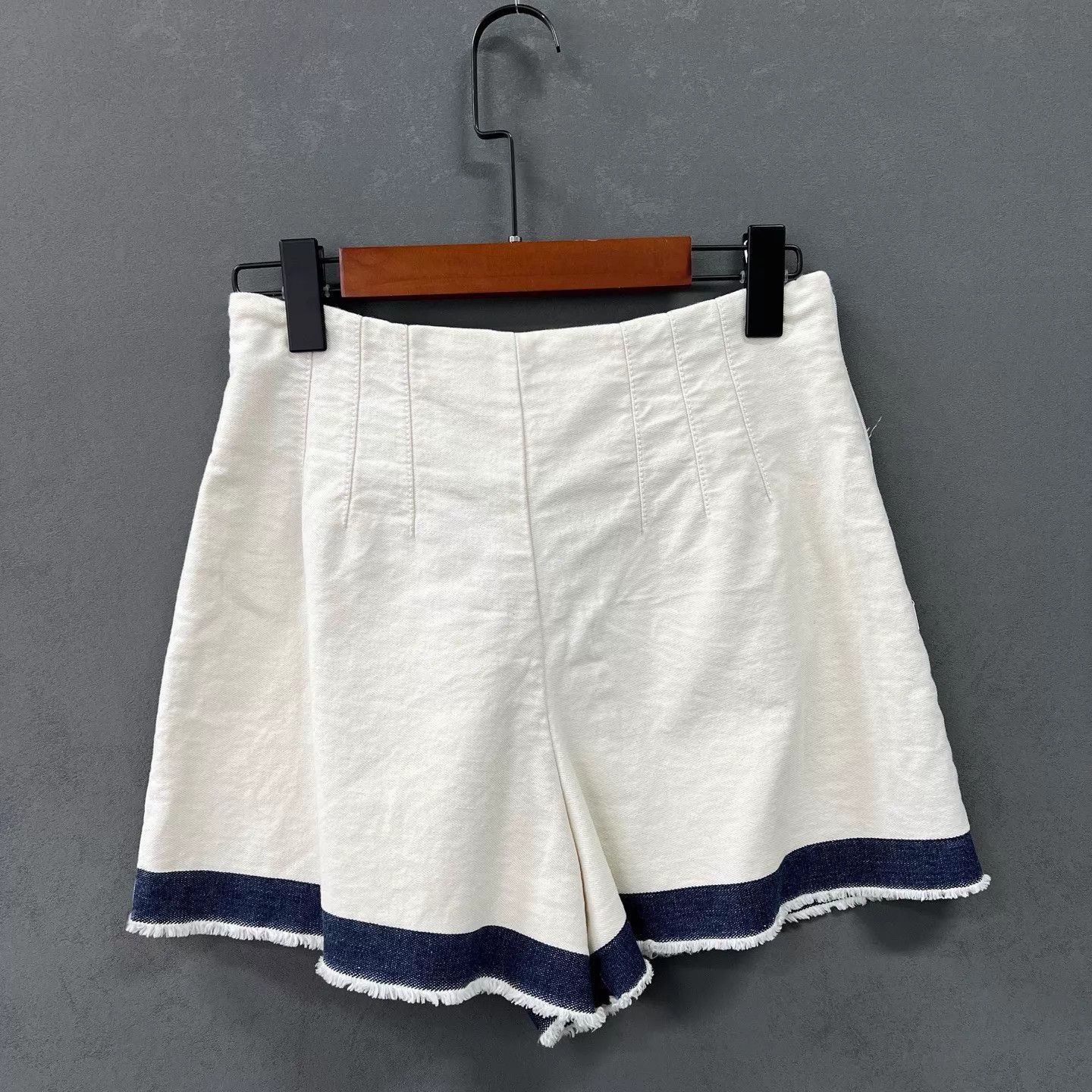 Prada Prada White Denim Shorts 98 New 38 Triangle Logo Size 26" / US 2 / IT 38 - 1 Thumbnail