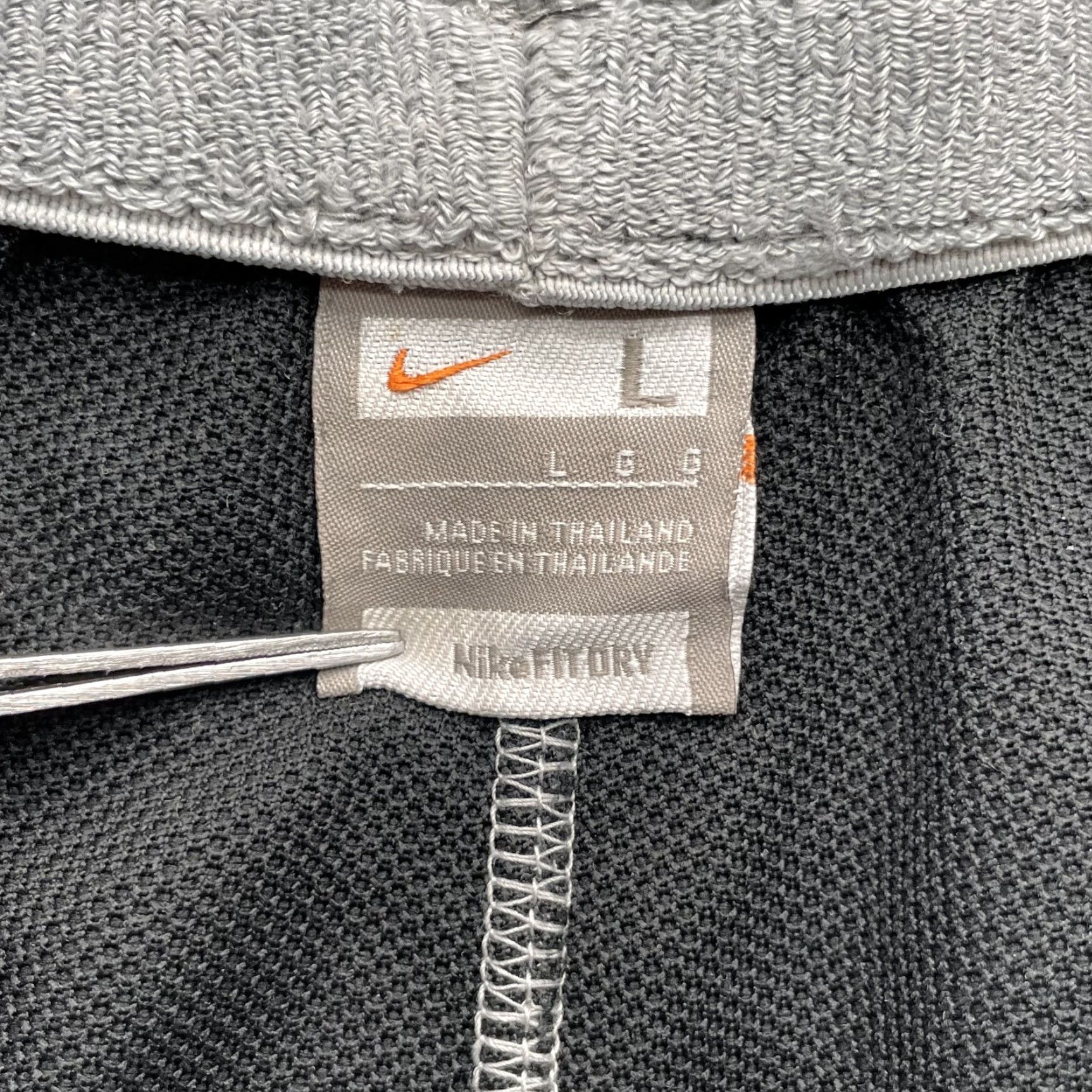 Nike VINTAGE Nike Basketball Shorts Men Large Athletic Retro Training 90s Sportswear Shorts Size US 33 - 6 Thumbnail