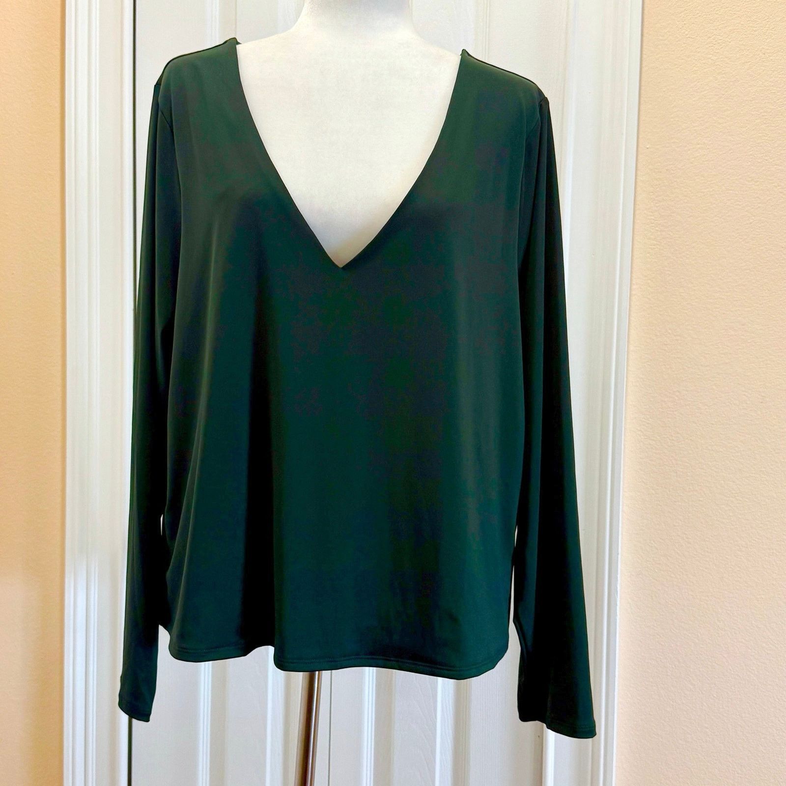 Old Navy NWT Old Navy 3X Women's Modern Deep V-Neck Long-Sleeve Tee Size 3XL / US 20-22 - 1 Thumbnail