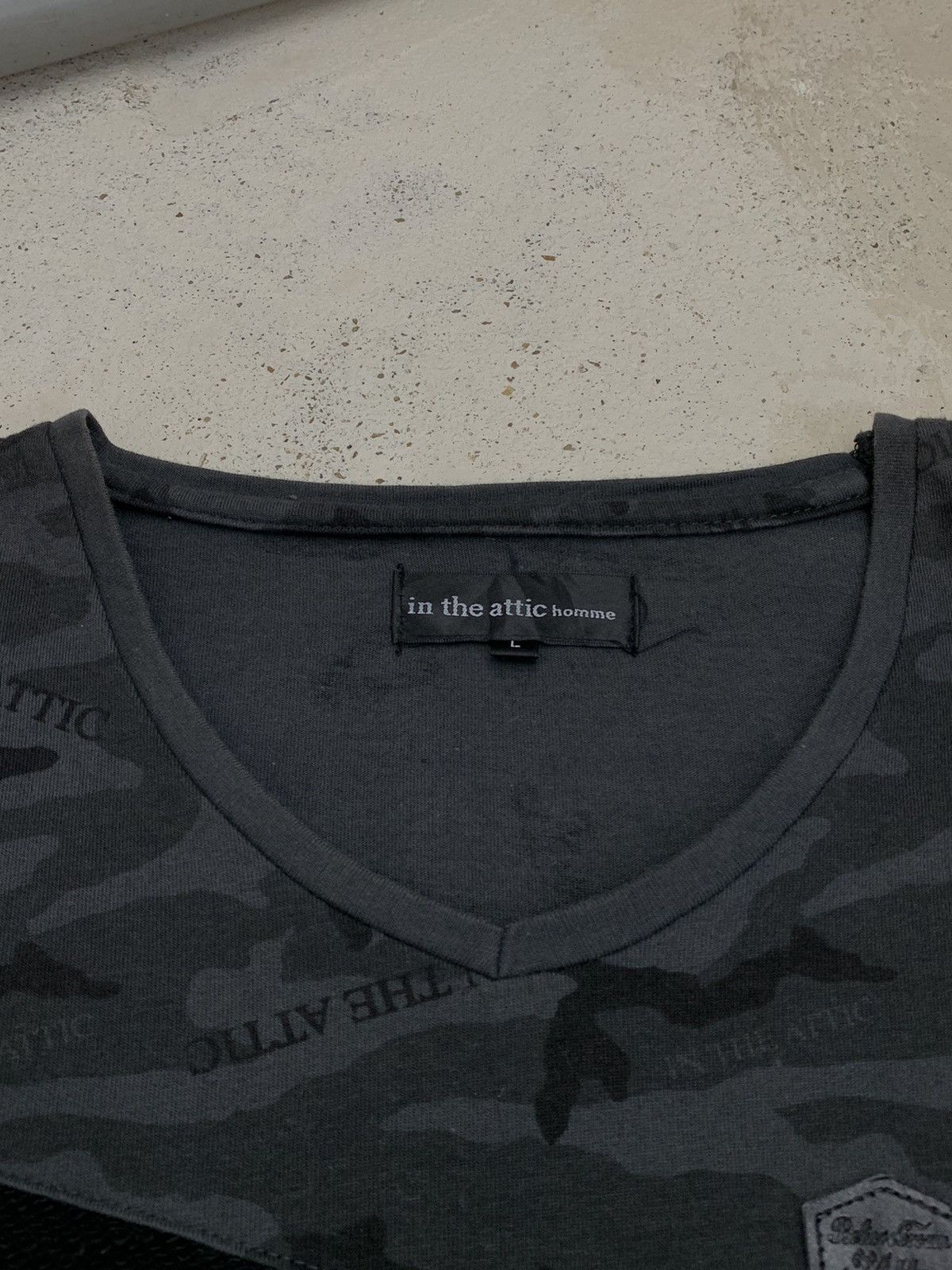 In The Attic × Japanese Brand In The Attic Homme V Neck Spellout Fullprint Hybrid Tee Size US L / EU 52-54 / 3 - 9 Thumbnail
