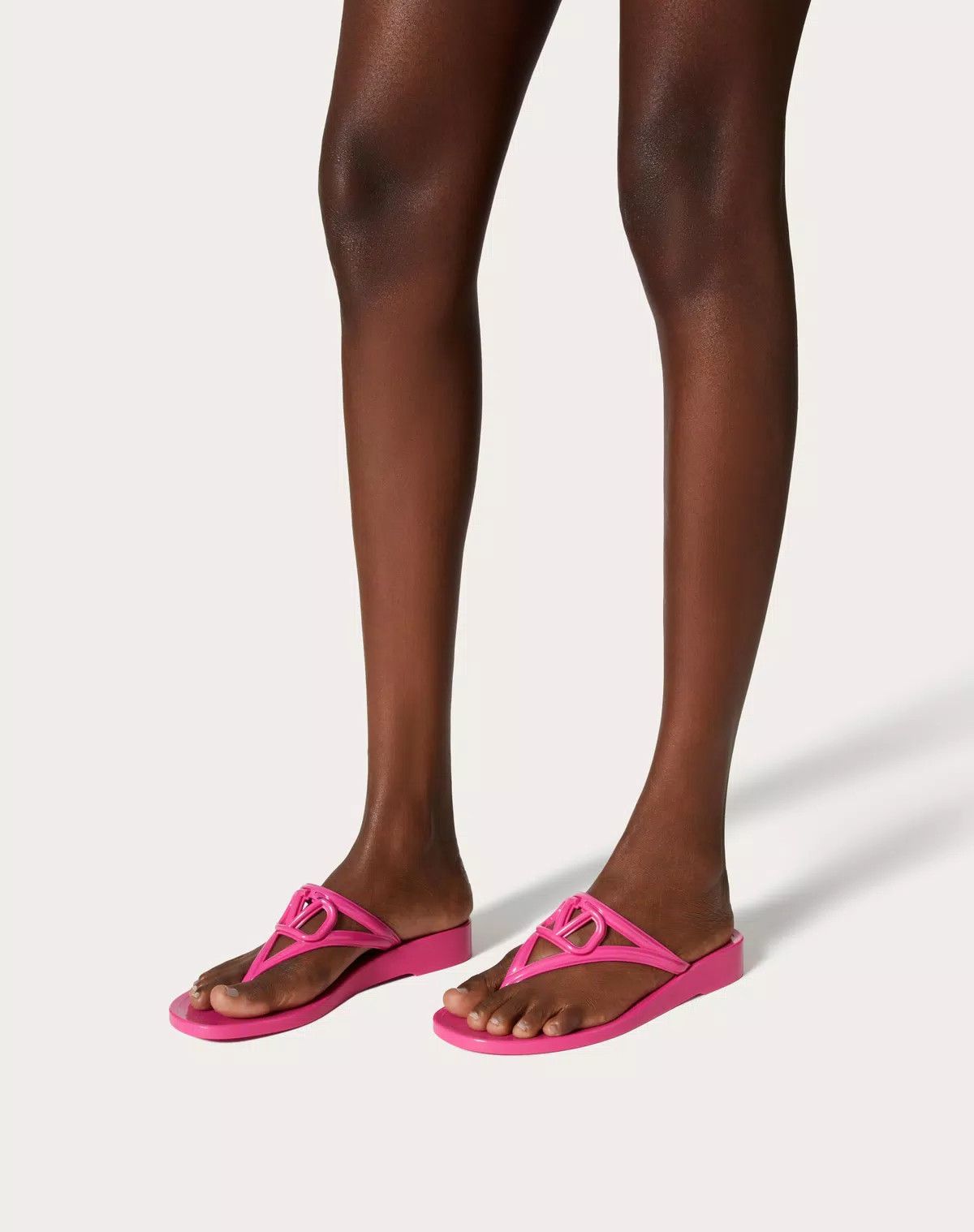 Valentino o1s1wg110625 Vlogo Signature Rubber Thong Sandal in Pink Size US 6 / IT 36 - 6 Thumbnail