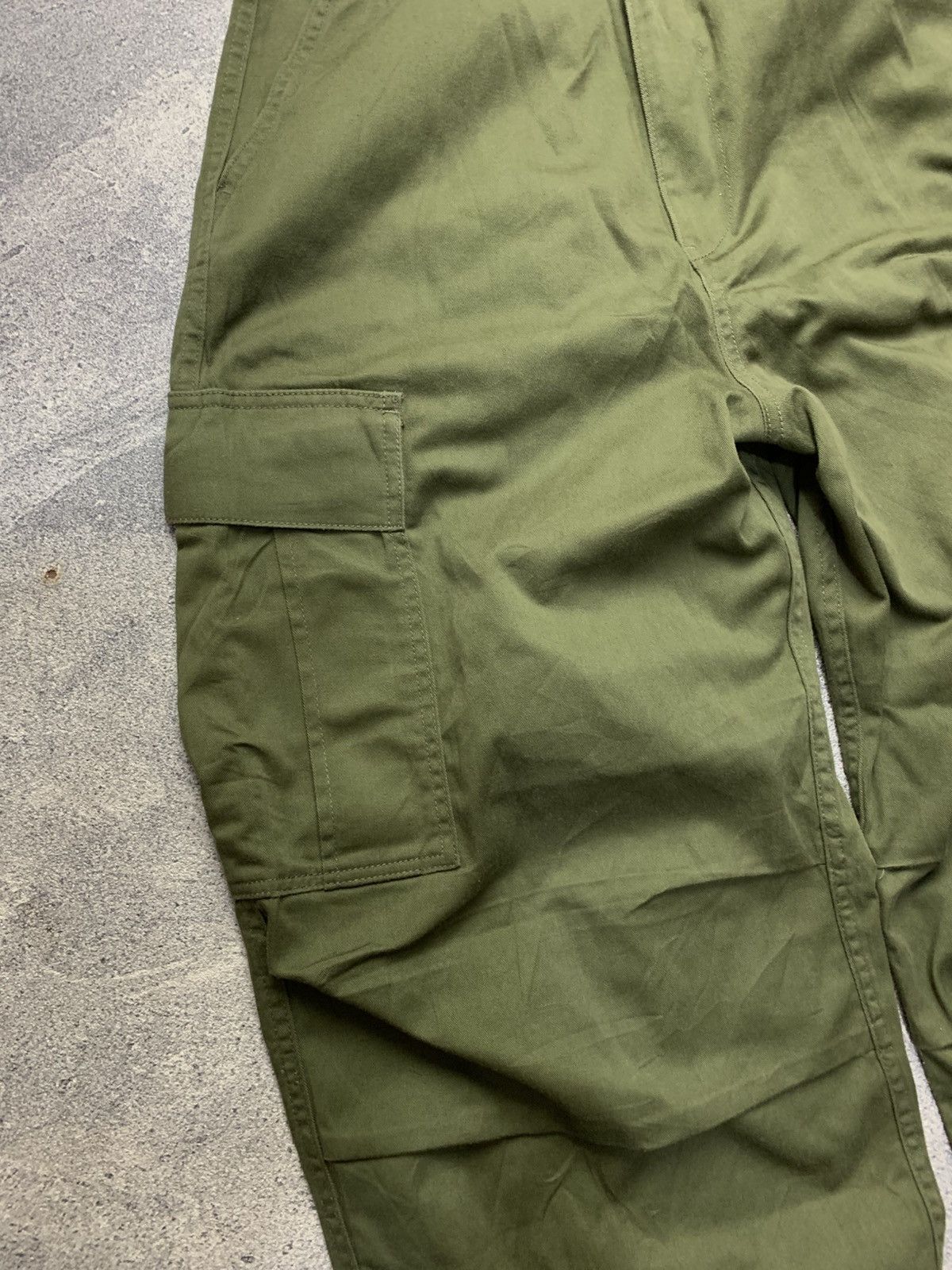 Japanese Brand 🐍 SOLD OUT 🐍 GU Twill Superwide Cargo Balloon Pants Size US 32 / EU 48 - 4 Thumbnail