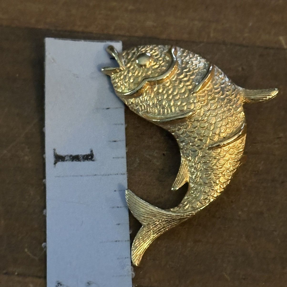 Vintage Vintage New View gold tone fish brooch Size ONE SIZE - 3 Thumbnail