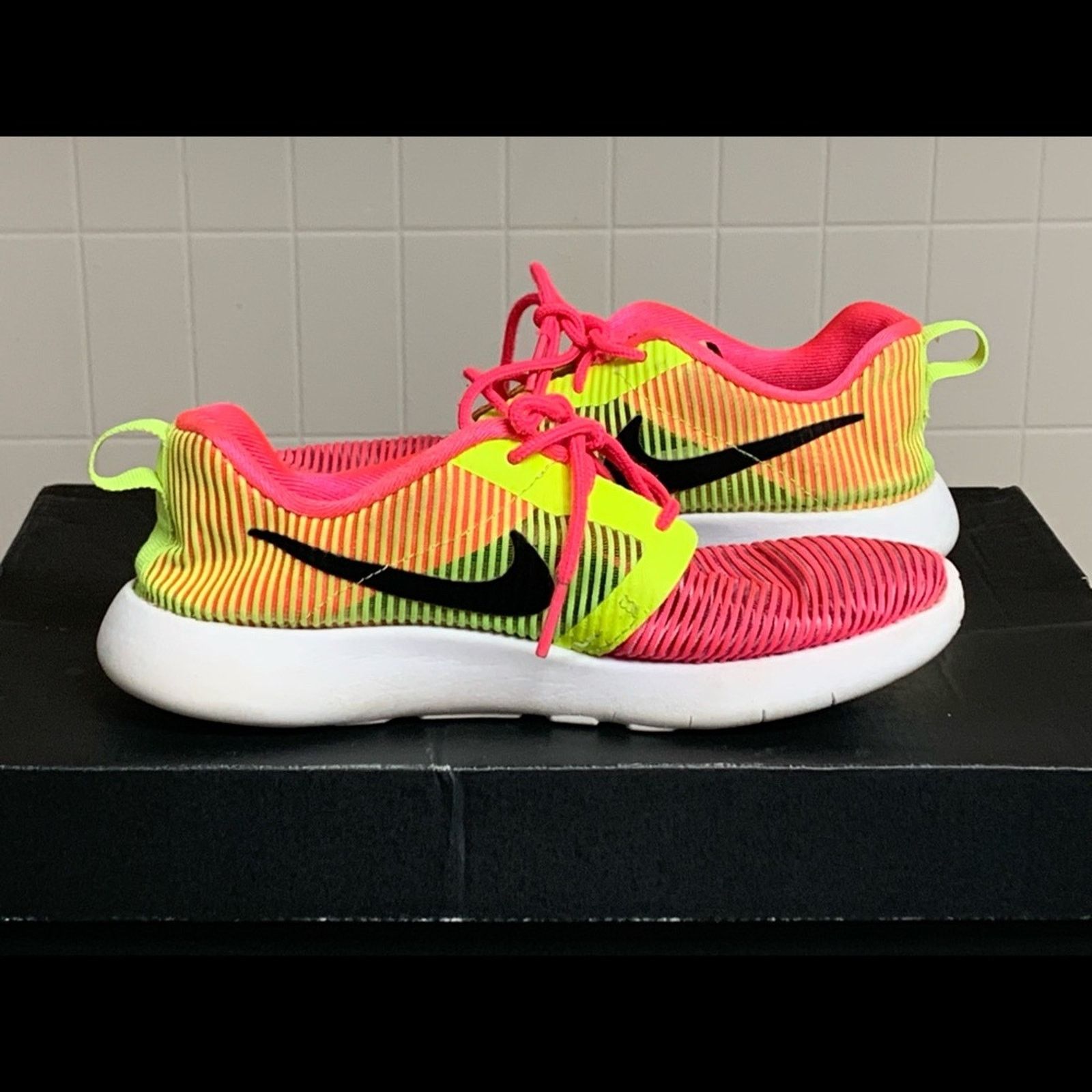 Nike WOMENS NIKE ROSHE ONE FLIGHT ATHLETIC SHOES SIZE 5 NICE Size US 5 / EU 37 - 3 Thumbnail