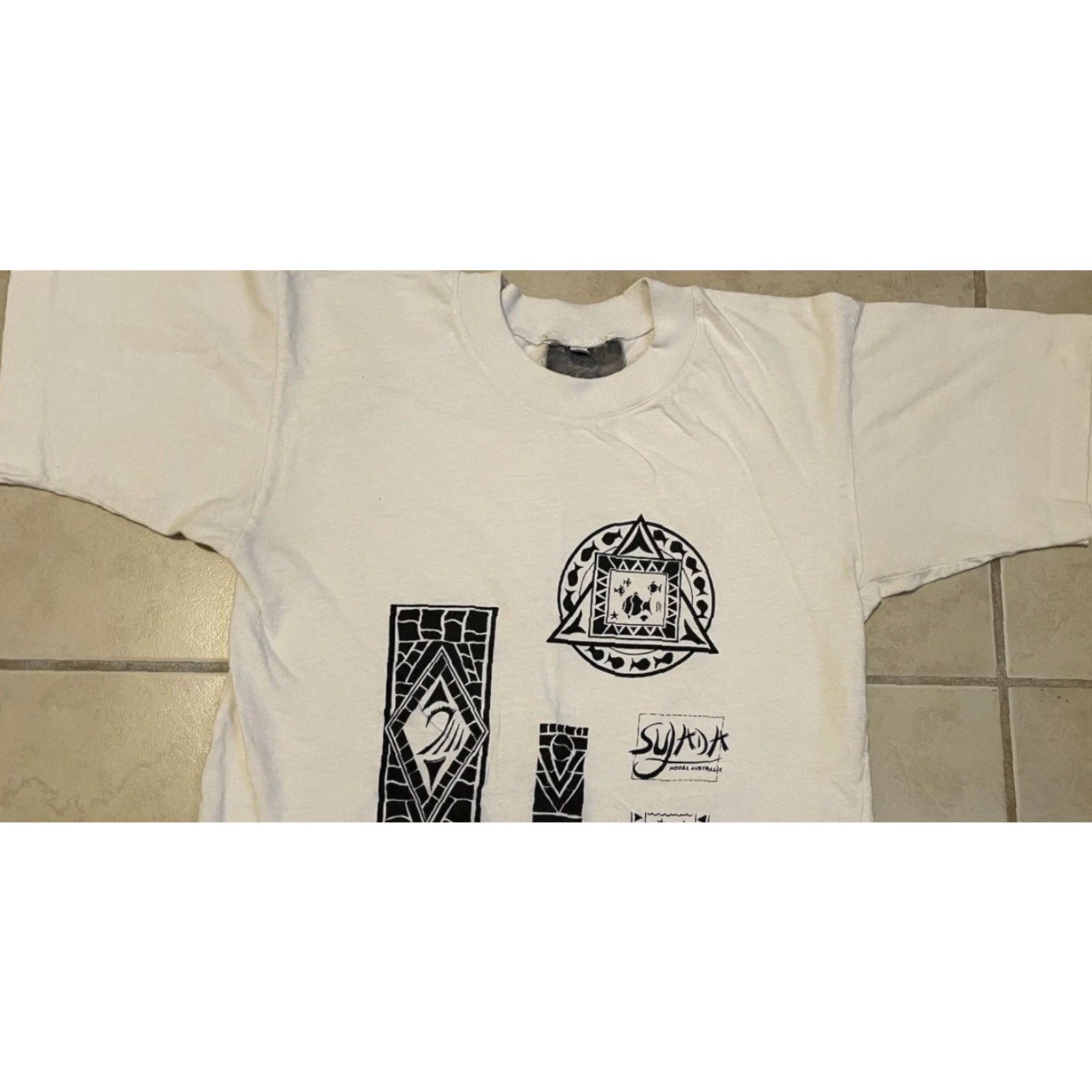 Vintage VINTAGE Noosa Australia Tribal Art Shirt S White Beach Water 90s 80s Grunge Surf Punk Retro Band Graphic Tee Mens Size US S / EU 44-46 / 1 - 7 Thumbnail