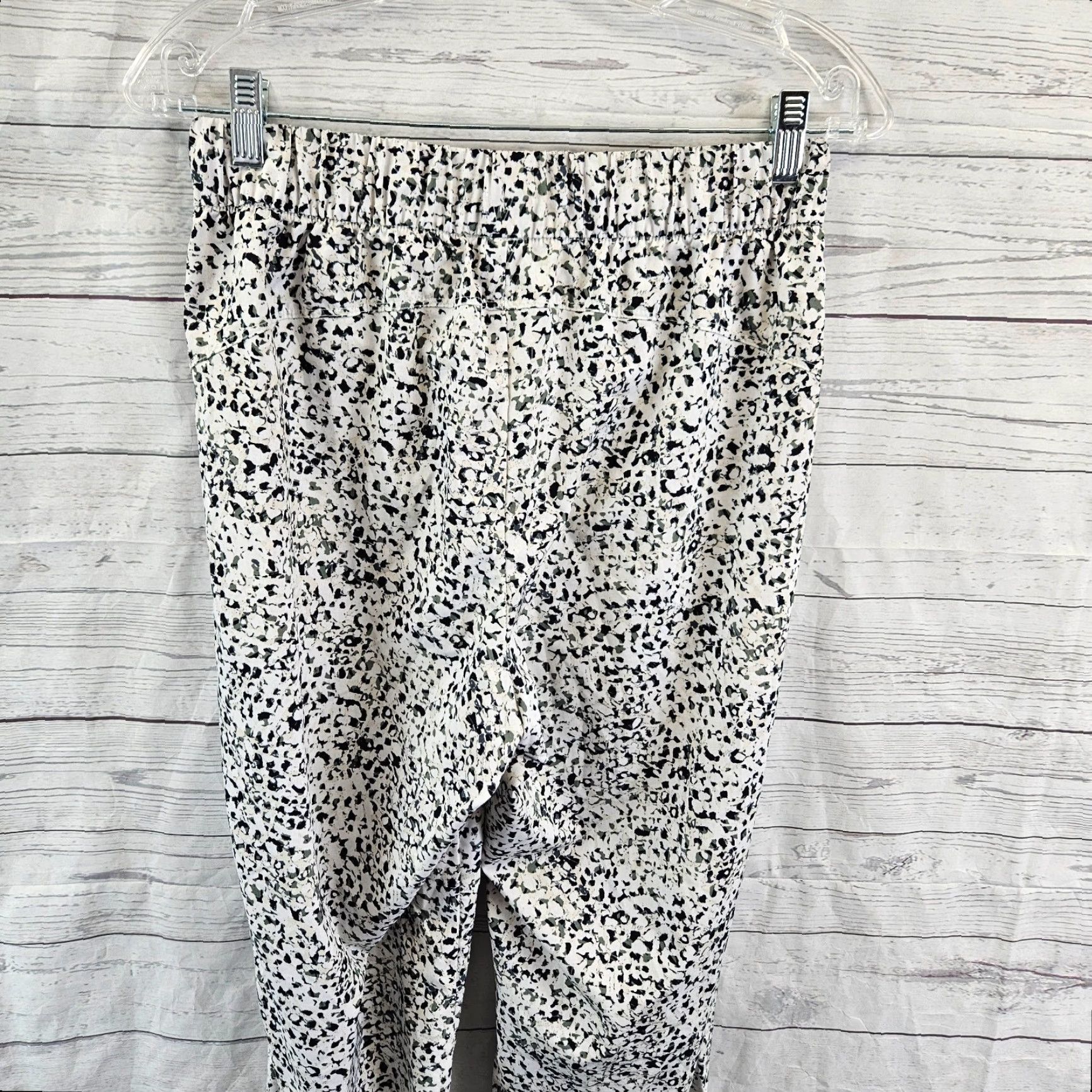 Old Navy Old Navy Active Womens StretchTech Cropped Pants Sz Medium White Green Size 32" / US 10 / IT 46 - 4 Thumbnail