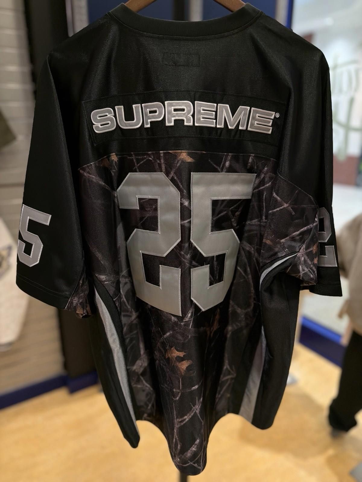 Supreme Supreme Breast Cancer Awareness Football Jersey Realtree XL Size US XL / EU 56 / 4 - 4 Thumbnail