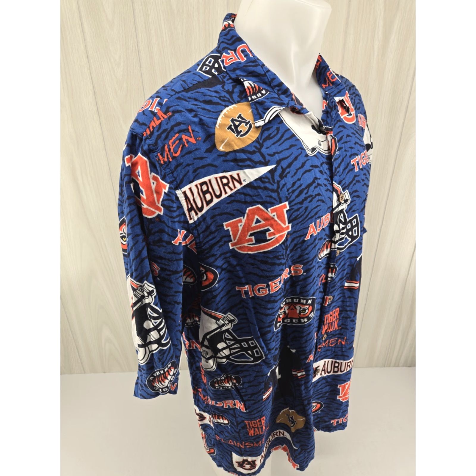 Reyn Spooner VINTAGE Reyn Spooner Auburn Tigers Shirt 2XL Blue Hawaiian Camp Vacation Football Men Short Sleeve Button-Up Collared Rayon Size US XXL / EU 58 / 5 - 7 Thumbnail