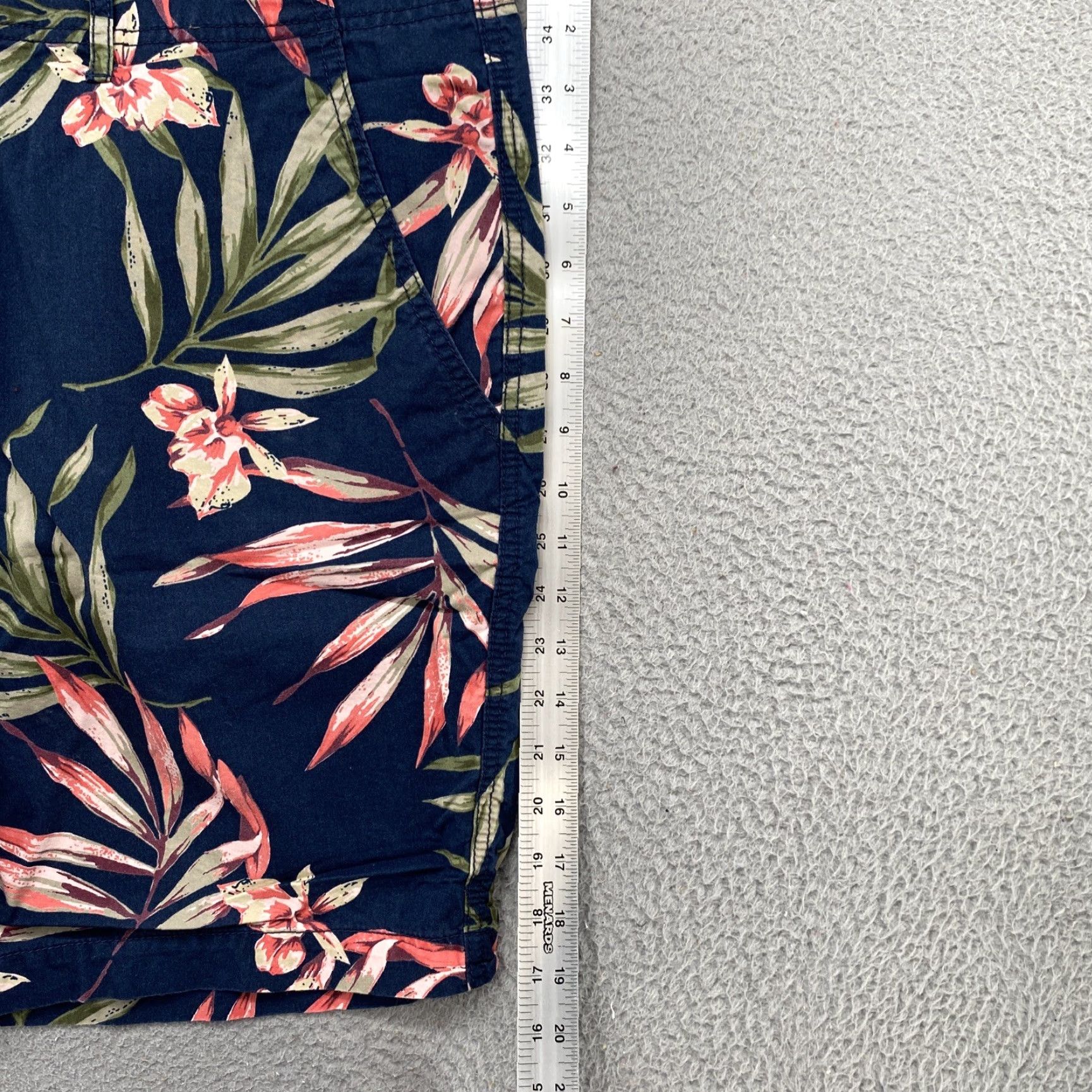 Old Navy Old Navy Mens Palm Leaf Floral Hawaiian Cotton Shorts Size 38 in Multicolor - Regular Chino Cotton Mens Hawaiian Shorts Size US 38 / EU 54 - 7 Thumbnail