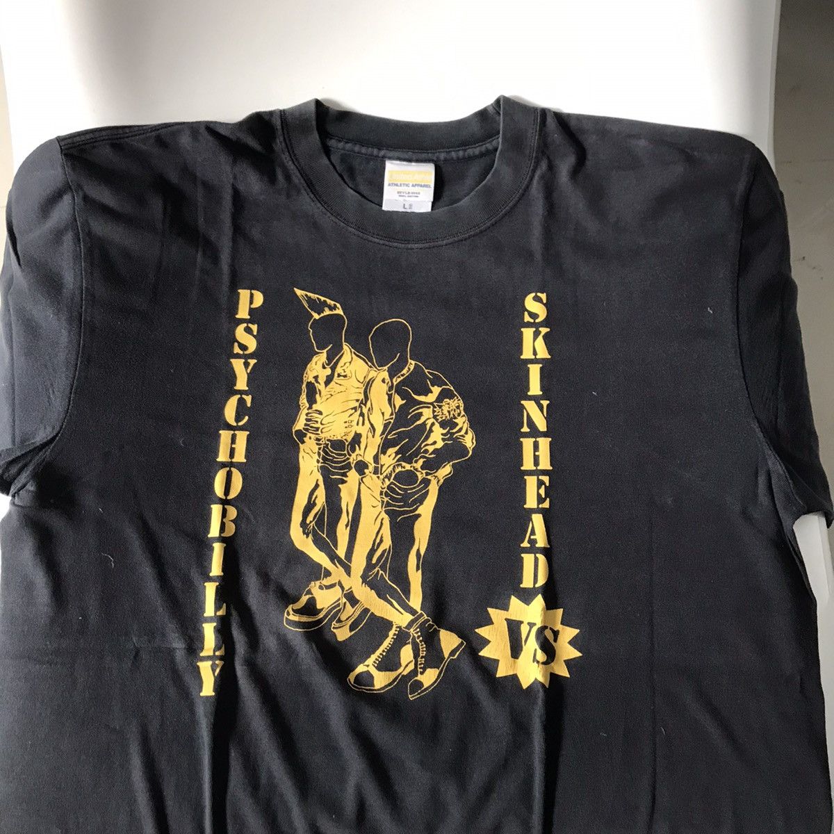 Band Tees × Vintage SKINHEAD VS PSYCHOBILLY Bronze fist Record t shirt tee black Size US M / EU 48-50 / 2 - 6 Thumbnail