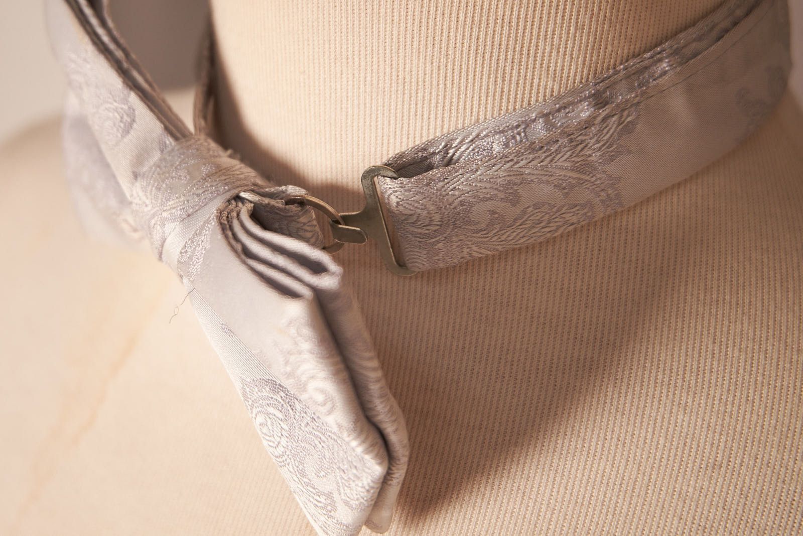 Vintage Vintage 1980s White Silver Tuxedo Vest w Matching Bow Tie Size 44L - 9 Thumbnail