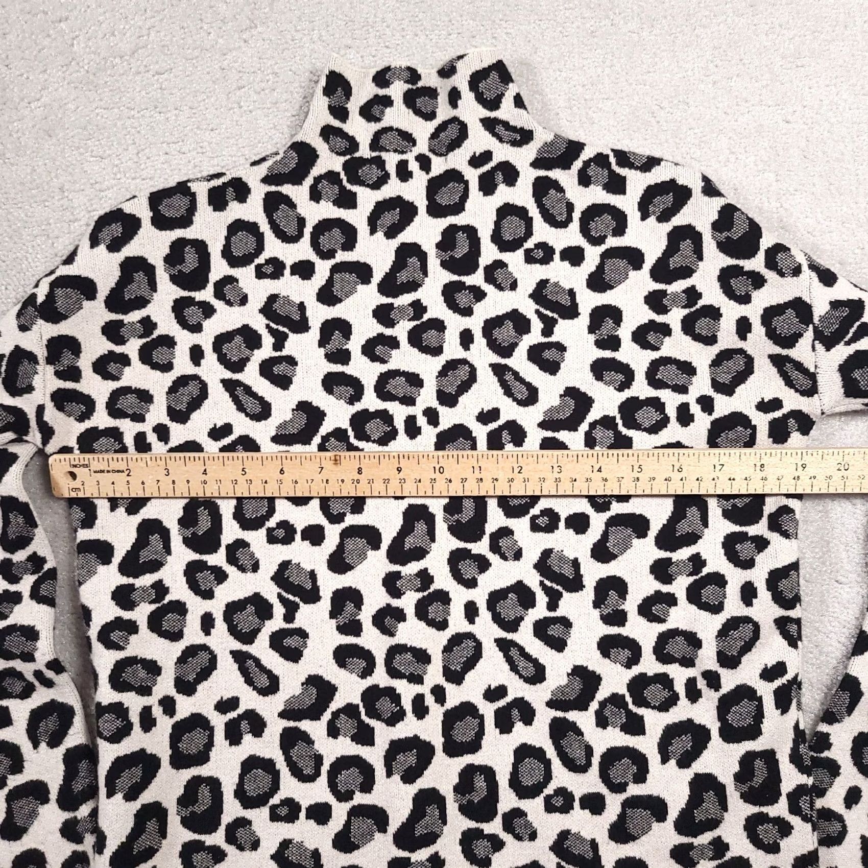 Vintage Tahari Leopard Print Mock Neck Sweater Womens Small White Black Stretch Pullover Knit Vintage? No (remove question) Size S / US 4 / IT 40 - 4 Thumbnail