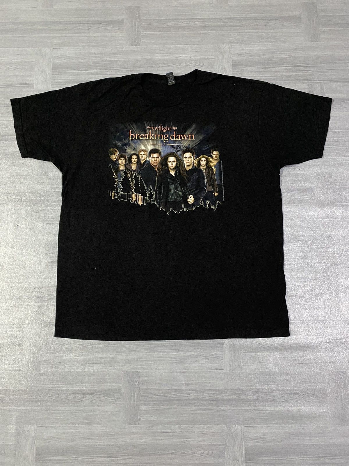 Vintage Vintage 2012 The Twilight Saga Breaking Dawn shirt Size US XL / EU 56 / 4 - 1 Thumbnail