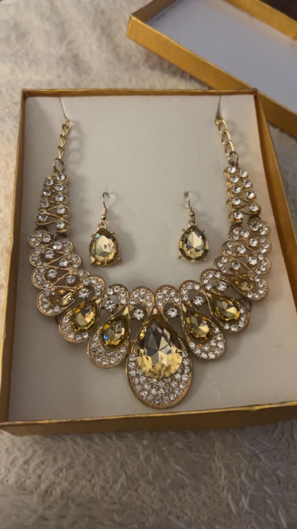 The Unbranded Brand Gold Tone Clear Crystal Necklace & Earring Set costume Size ONE SIZE - 1 Thumbnail