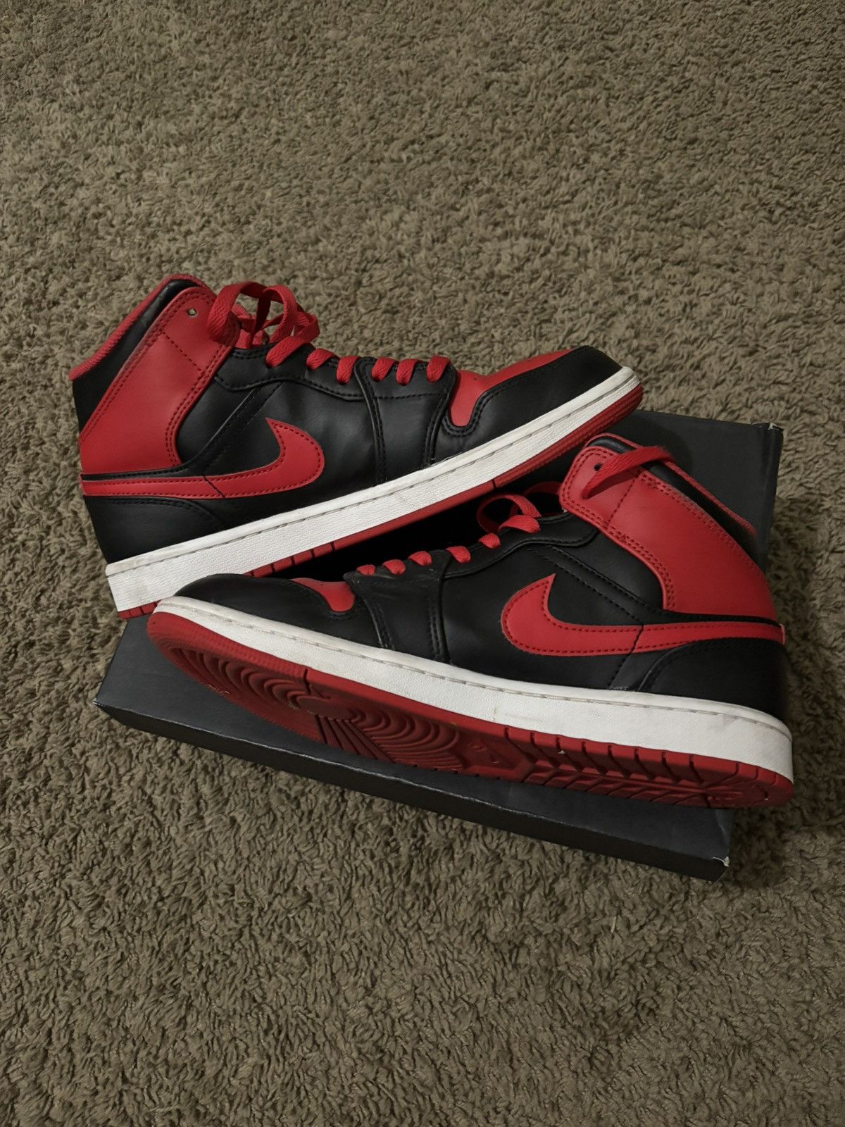 Jordan Brand Jordan 1 mid alternate bred Size US 9.5 / EU 42-43 - 1 Thumbnail