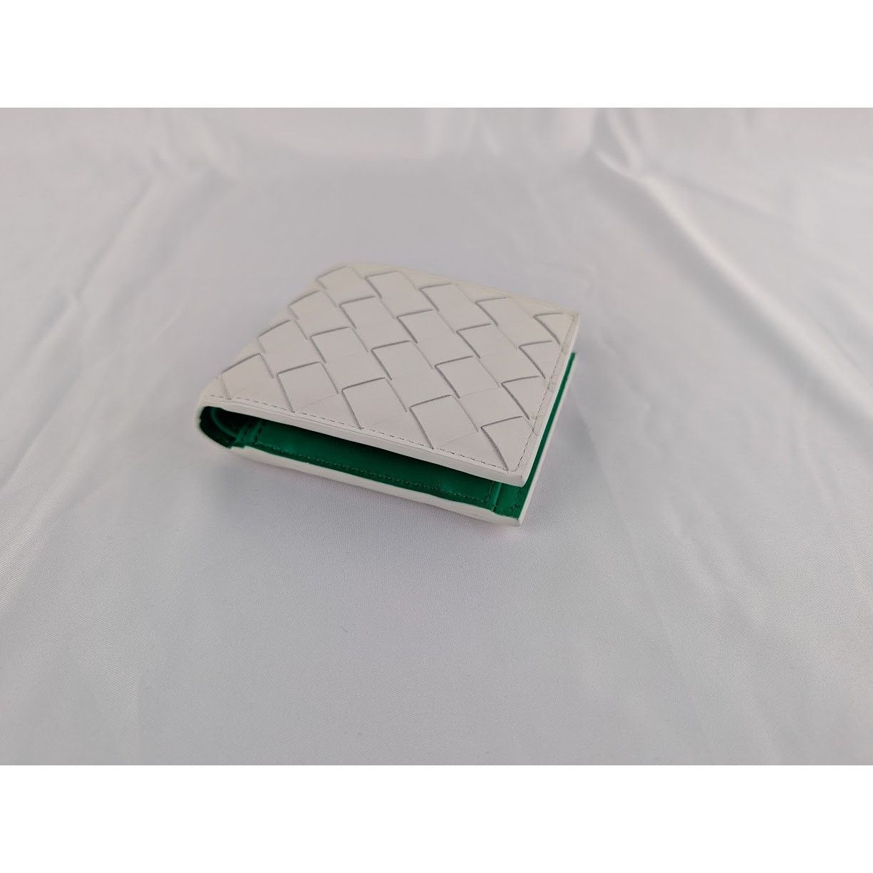 Bottega Veneta o1rshd1 Size: OS / Bi-Fold Wallet in White Size ONE SIZE - 2 Thumbnail