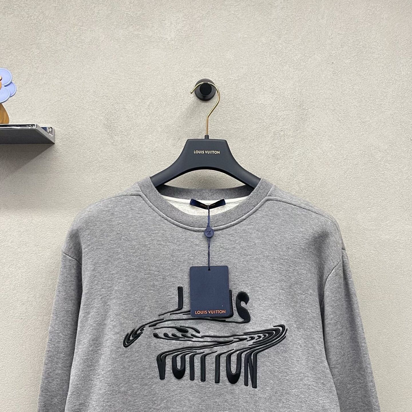 Louis Vuitton gray louis vuitton logo sweatshirt size L Size US L / EU 52-54 / 3 - 4 Thumbnail