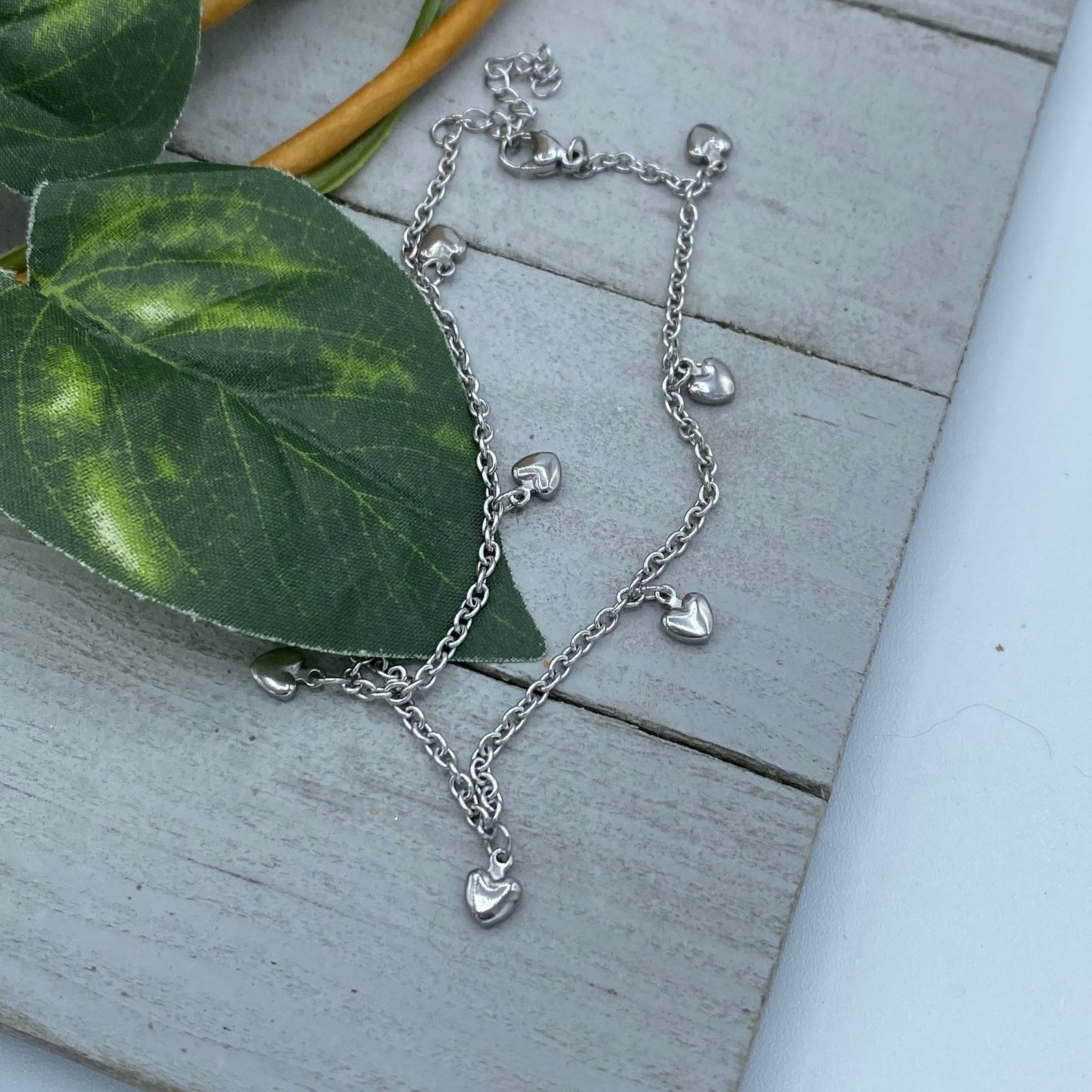 The Unbranded Brand Stainless Steel Anklet With Dangling Hearts Ankle Bracelet Size ONE SIZE - 1 Thumbnail