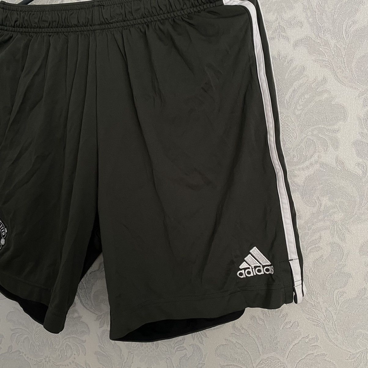 Vintage Adidas Manchester United 20/21 Shorts Away Size US 34 / EU 50 - 2 Thumbnail