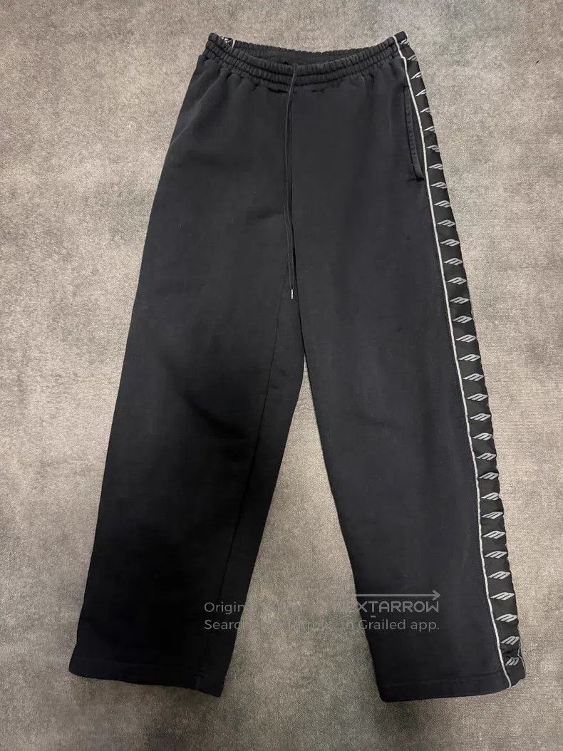Balenciaga Balenciaga size XS Manchester United logo cotton sweatpant Size US 27 - 1 Thumbnail