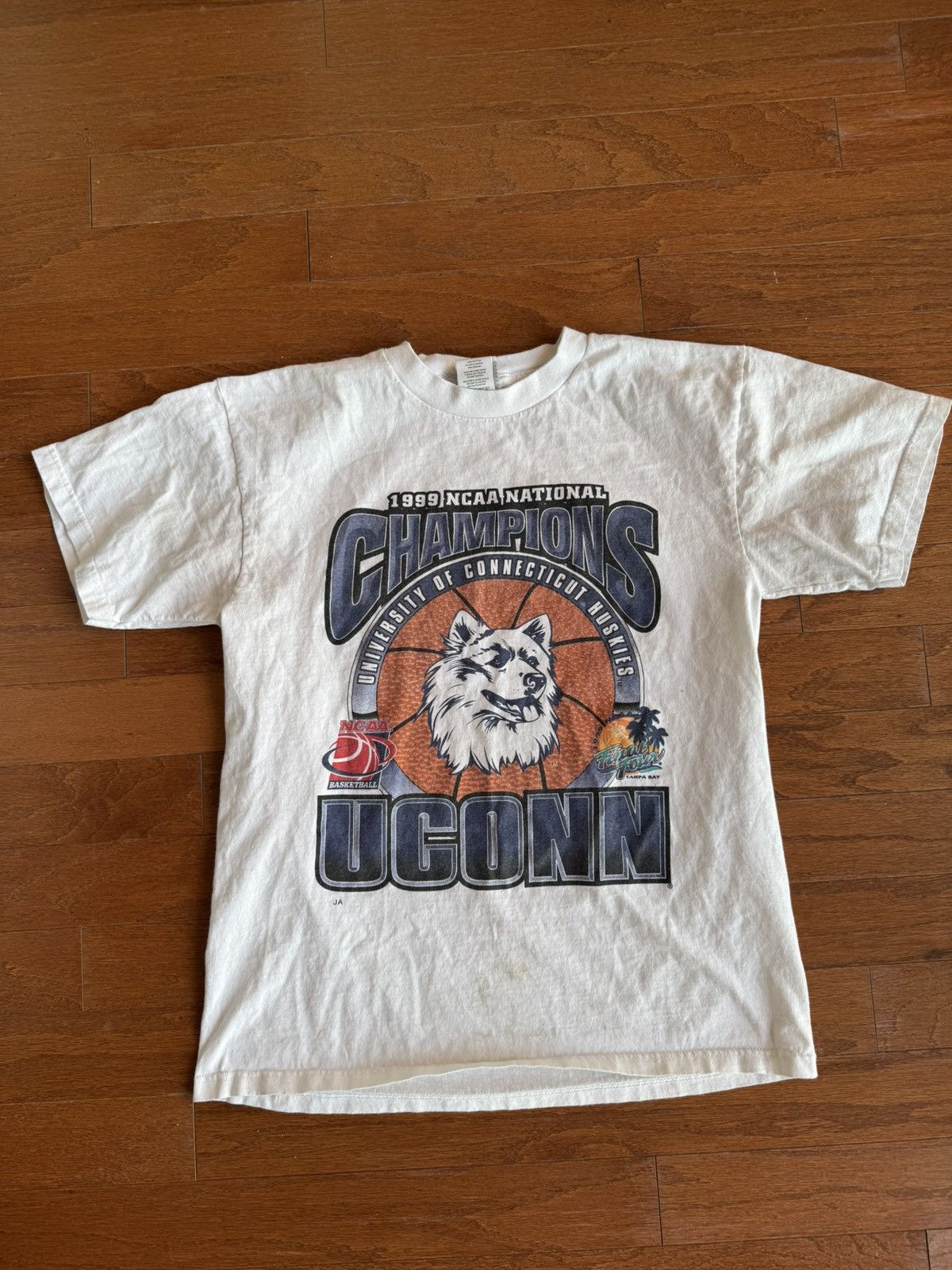 UCONN 1999 NCAA Champions t shirt Sz Large
