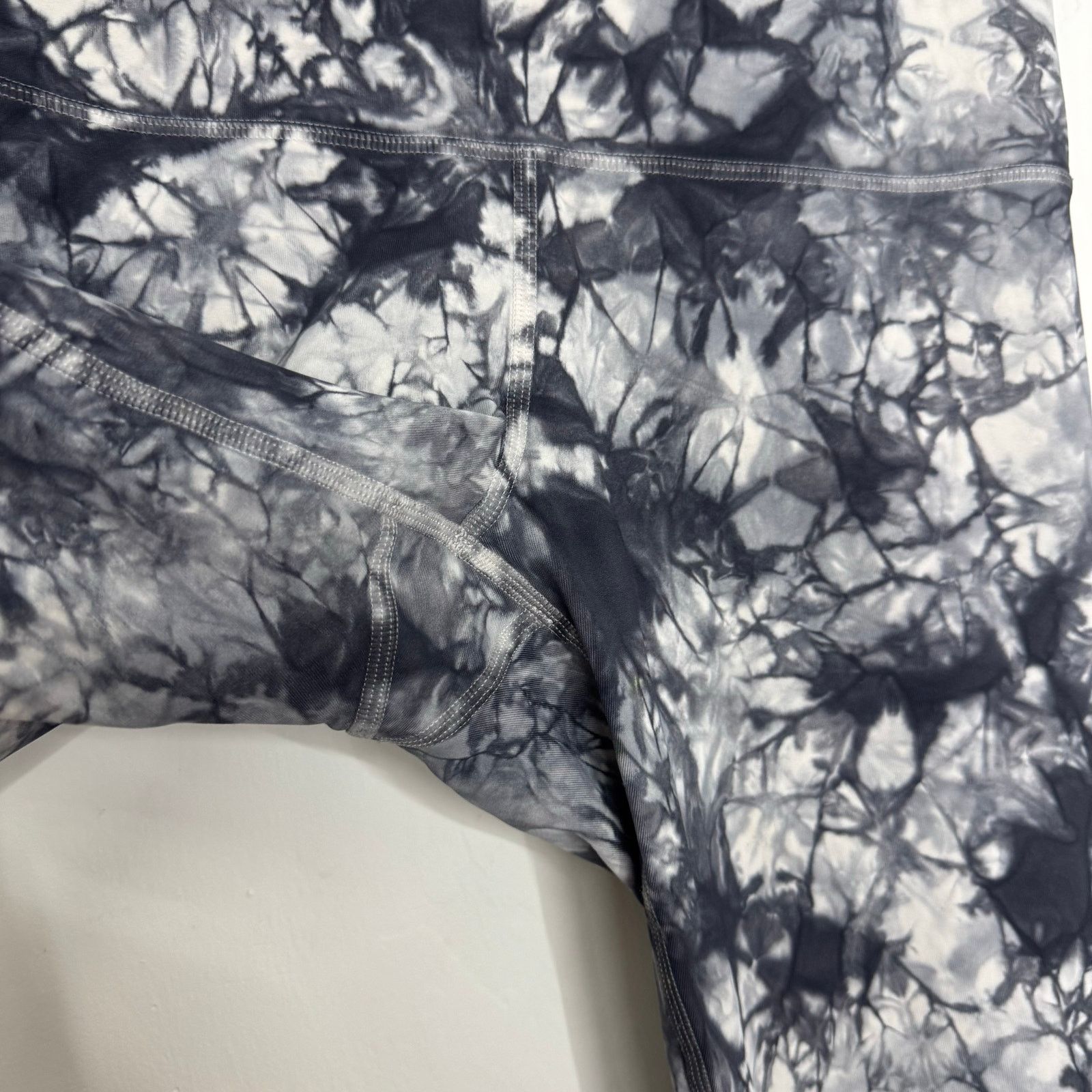 Lululemon Lululemon Wunder Under Crop Hi-Rise 21" Dual Shibori Antique Size 28" / US 6 / IT 42 - 4 Thumbnail