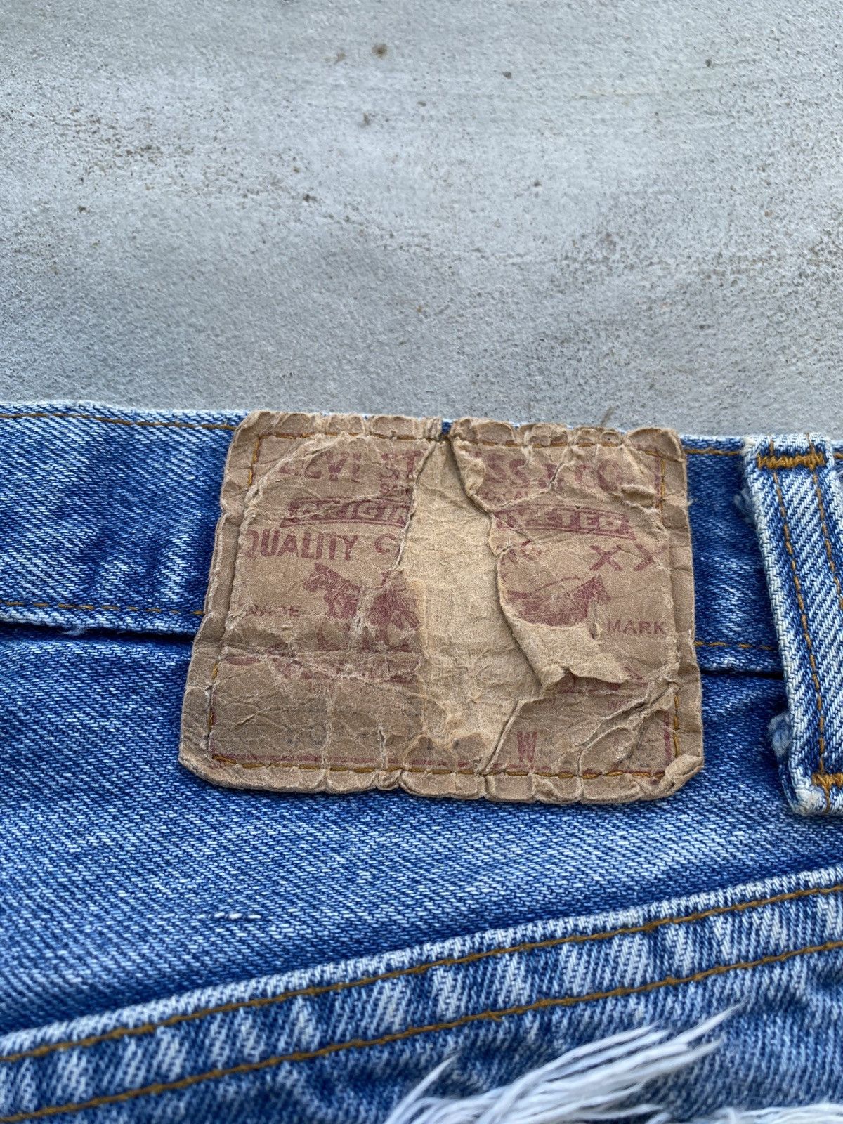 Levi's Vintage Clothing VINTAGE LEVI’S 501 DISTRESSED Size US 31 - 15 Thumbnail