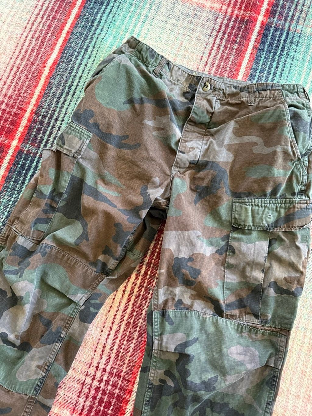 Vintage Vintage Distressed US Military Woodland Camo Cargo Pants 32x Size US 32 / EU 48 - 2 Thumbnail