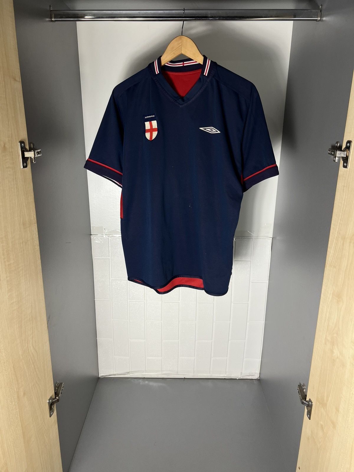 Umbro VINTAGE UMBRO ENGLAND RETRO SOCCER JERSEY MANCHESTER Y2K 90s Size US L / EU 52-54 / 3 - 12 Thumbnail