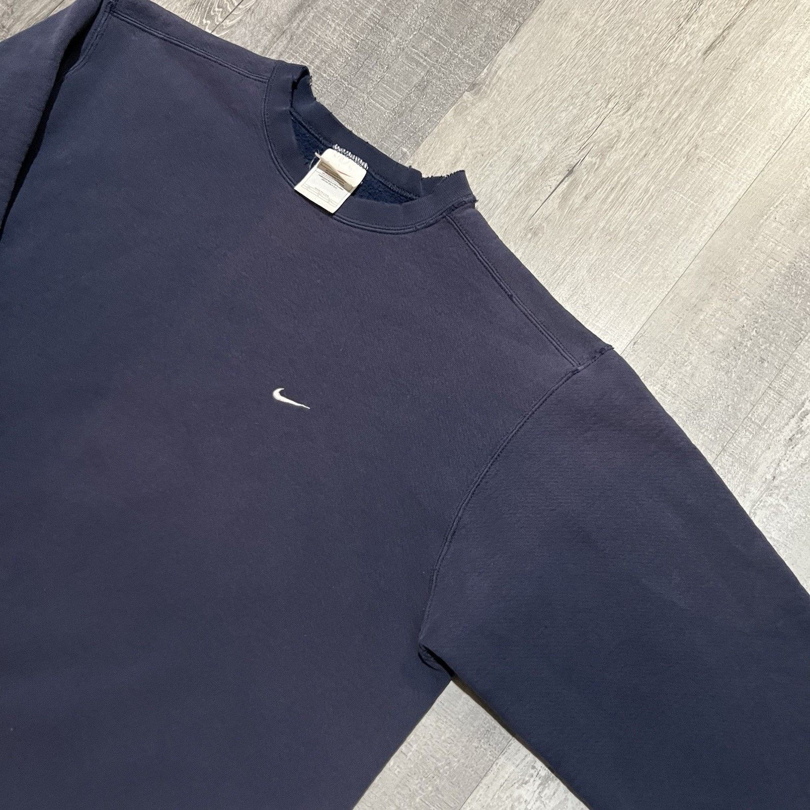 Nike VTG Nike Small Swoosh Crewneck Sweatshirt 90s Sun Faded XL Size US XL / EU 56 / 4 - 4 Thumbnail